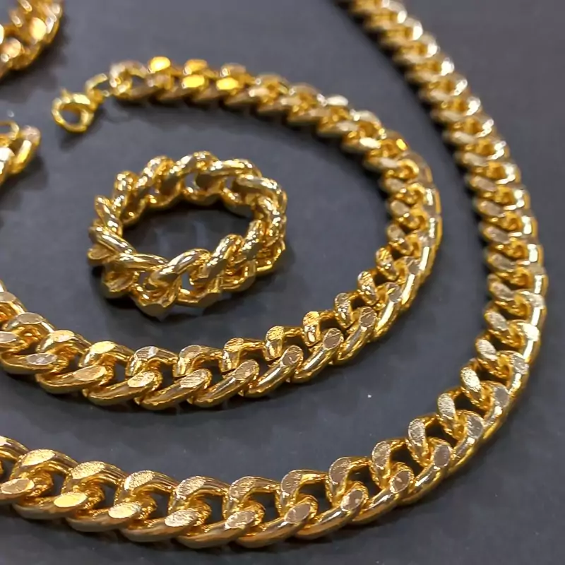 اکسسوری رنگ ثابت کارتیه طلایی شامل انگشتر و دستبند و گردنبند محصول جدیدمون هست با قیمت دوسال پیش