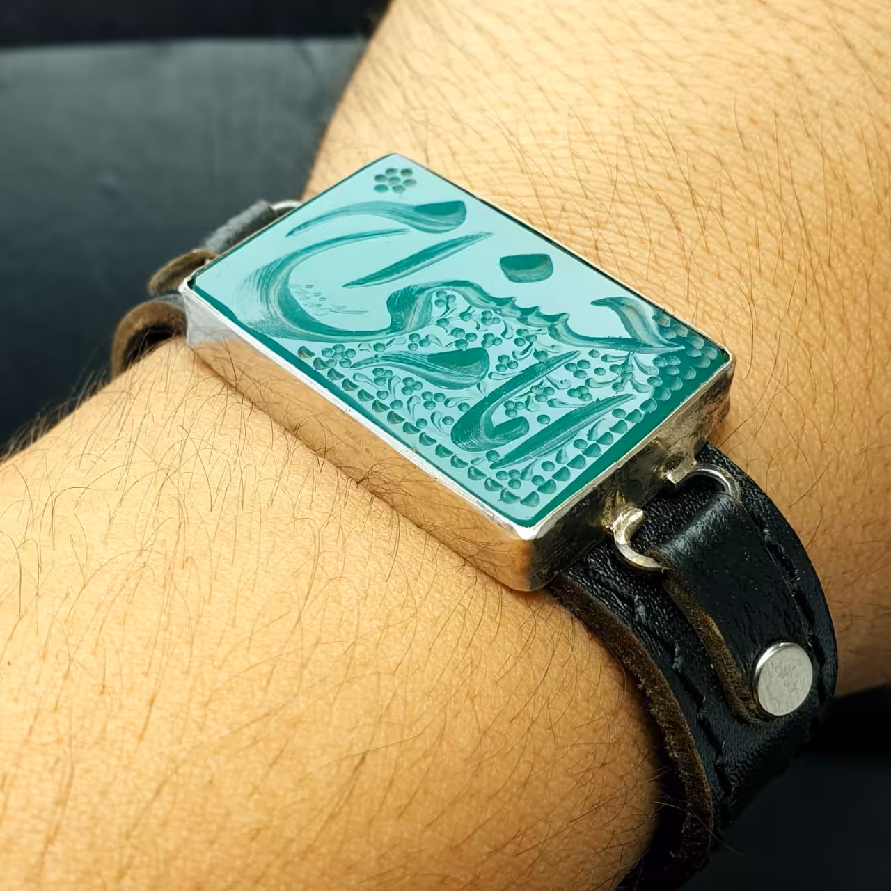 دستبند چرم حیوانی درجه یک با نگین عقیق سبز اصلی و معدنی حک یا امام حسن دور نقره دستساز 