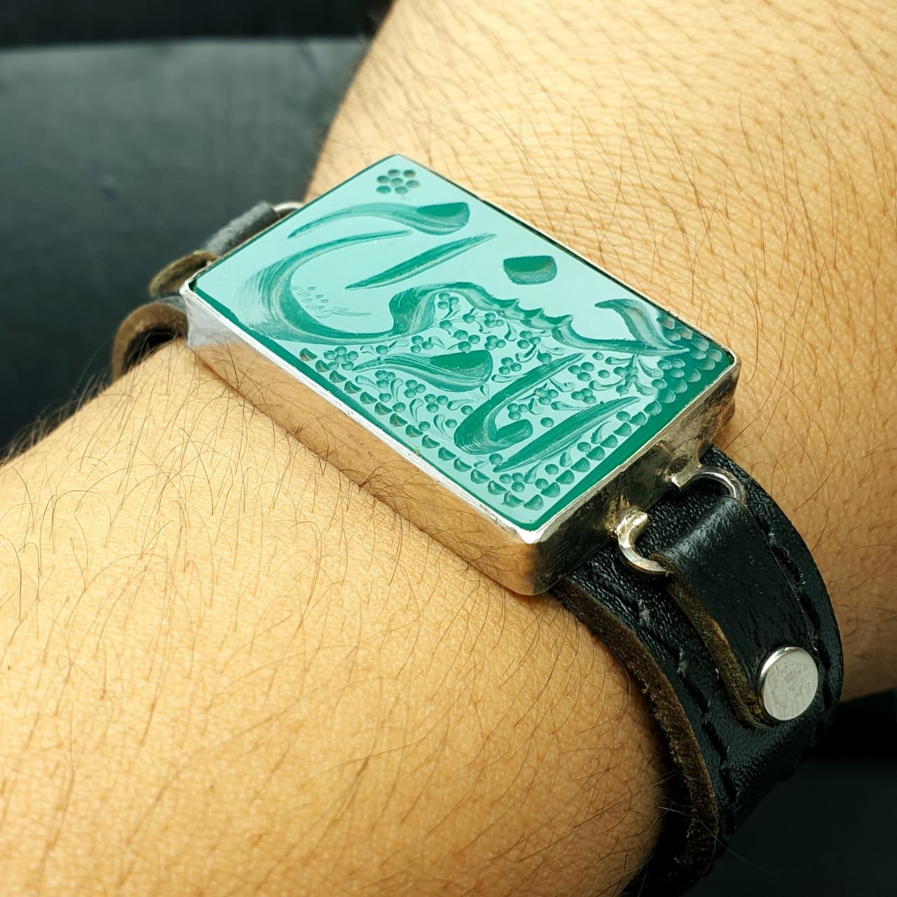 دستبند چرم حیوانی درجه یک با نگین عقیق سبز اصلی و معدنی حک یا امام حسن دور نقره دستساز