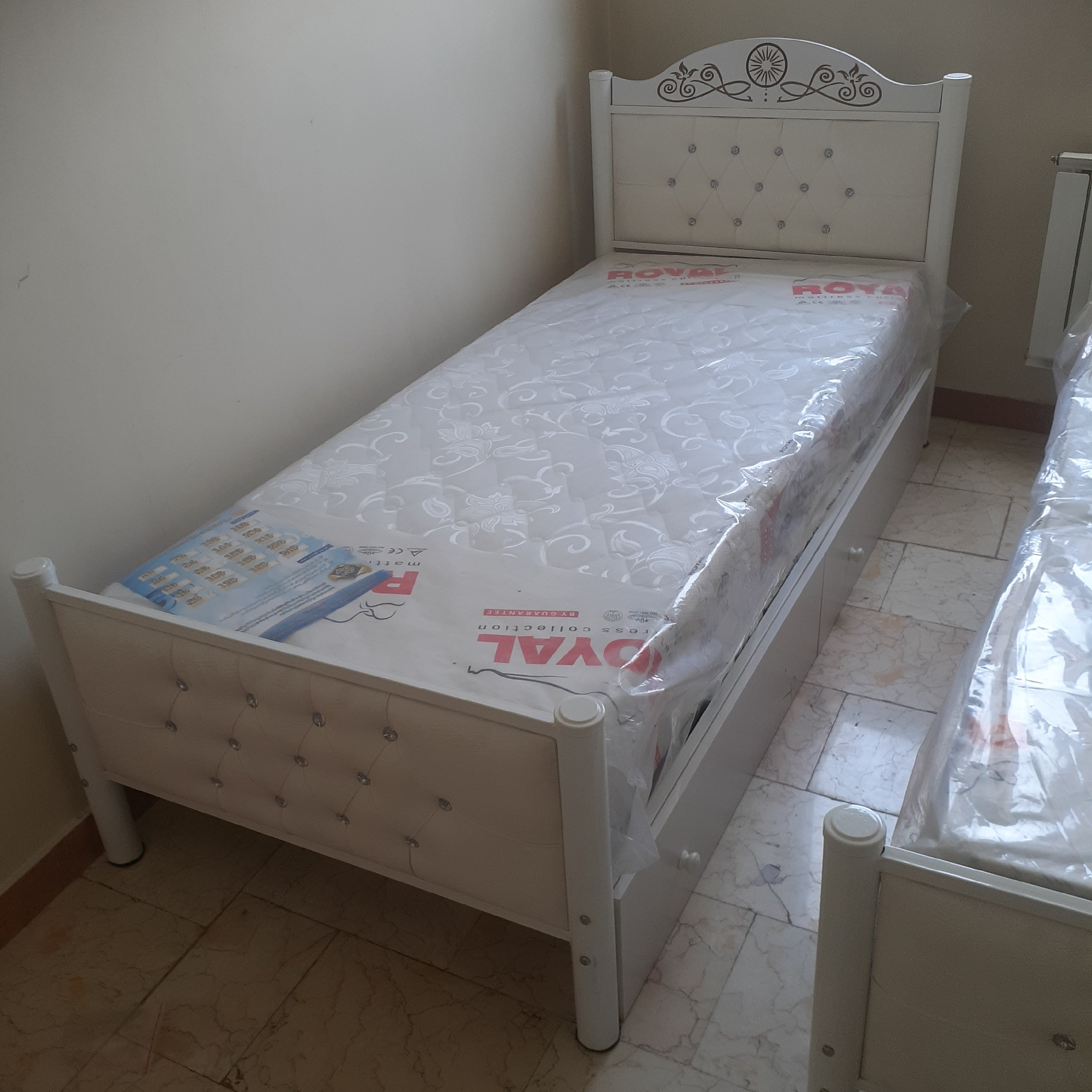 تخت فلزی مدل سون تک نفره لمسه چرم رنگ بندی دارد(ارسال با باربری و پس کرایه میباشد )