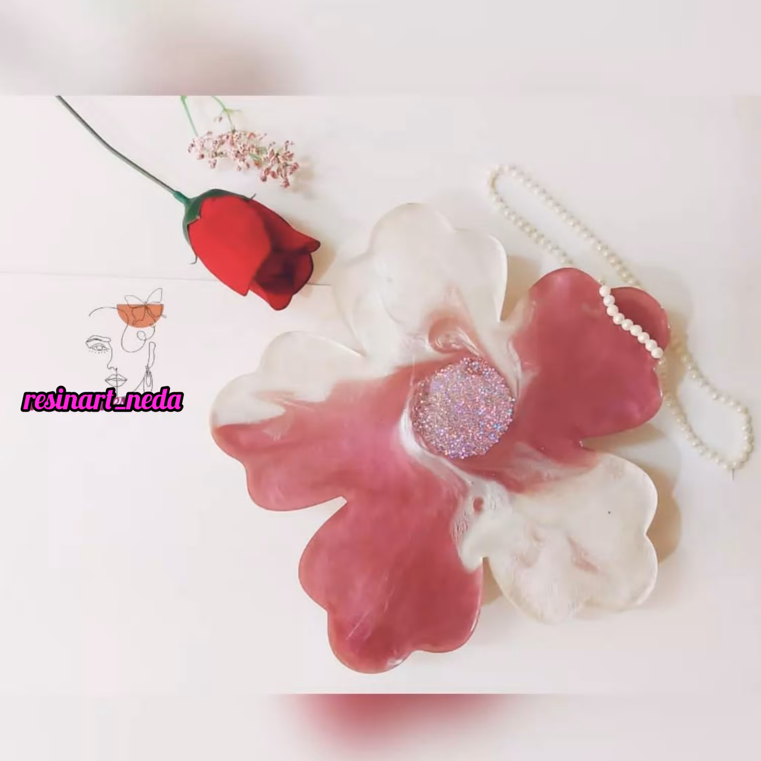 شیرینی خوری سفید صورتی طرح گل رزینی  سایز 20 سانت با پایه های صلیبی طلایی