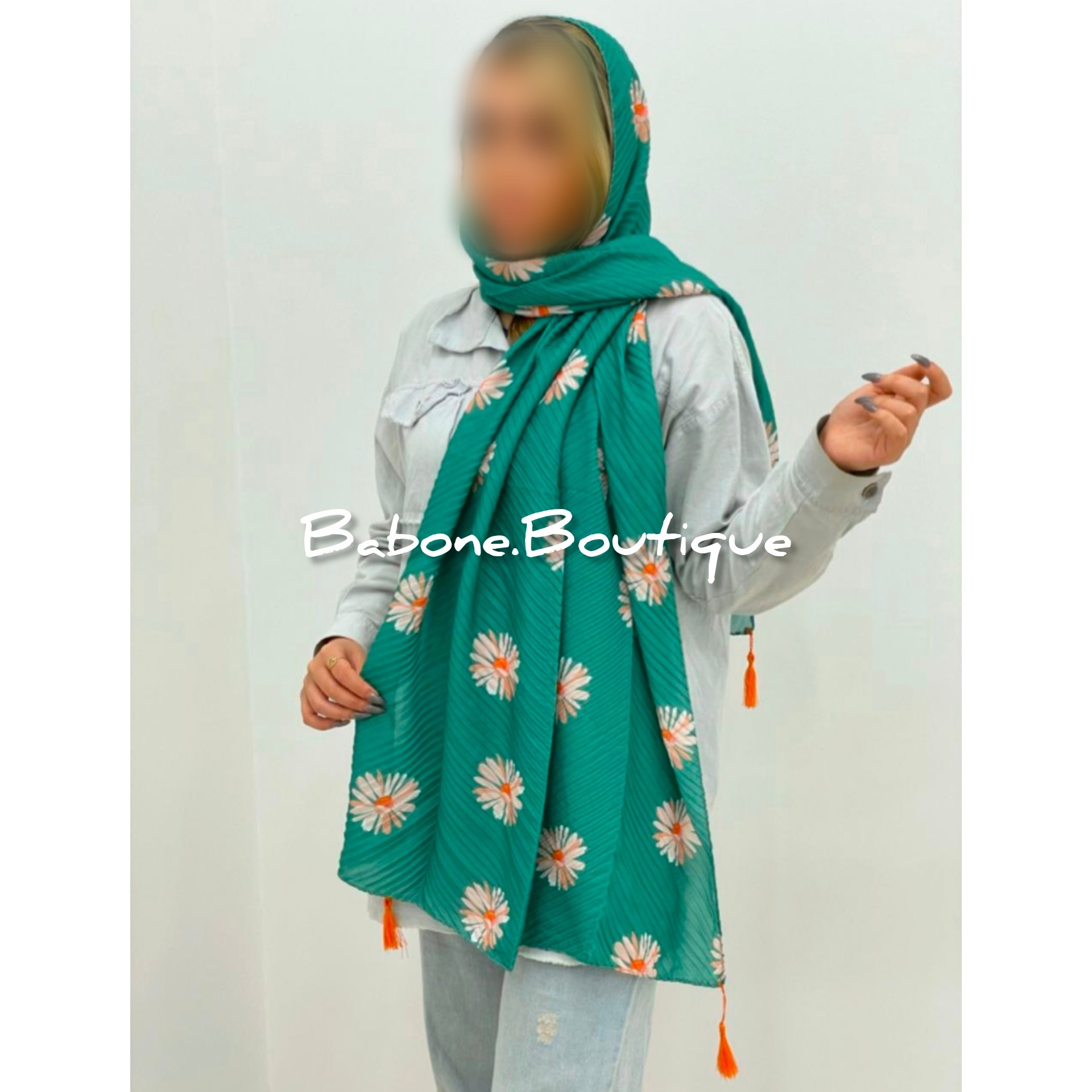 شال پلیسه منگوله دار زمینه سبز طرح گل سفید نارنجی