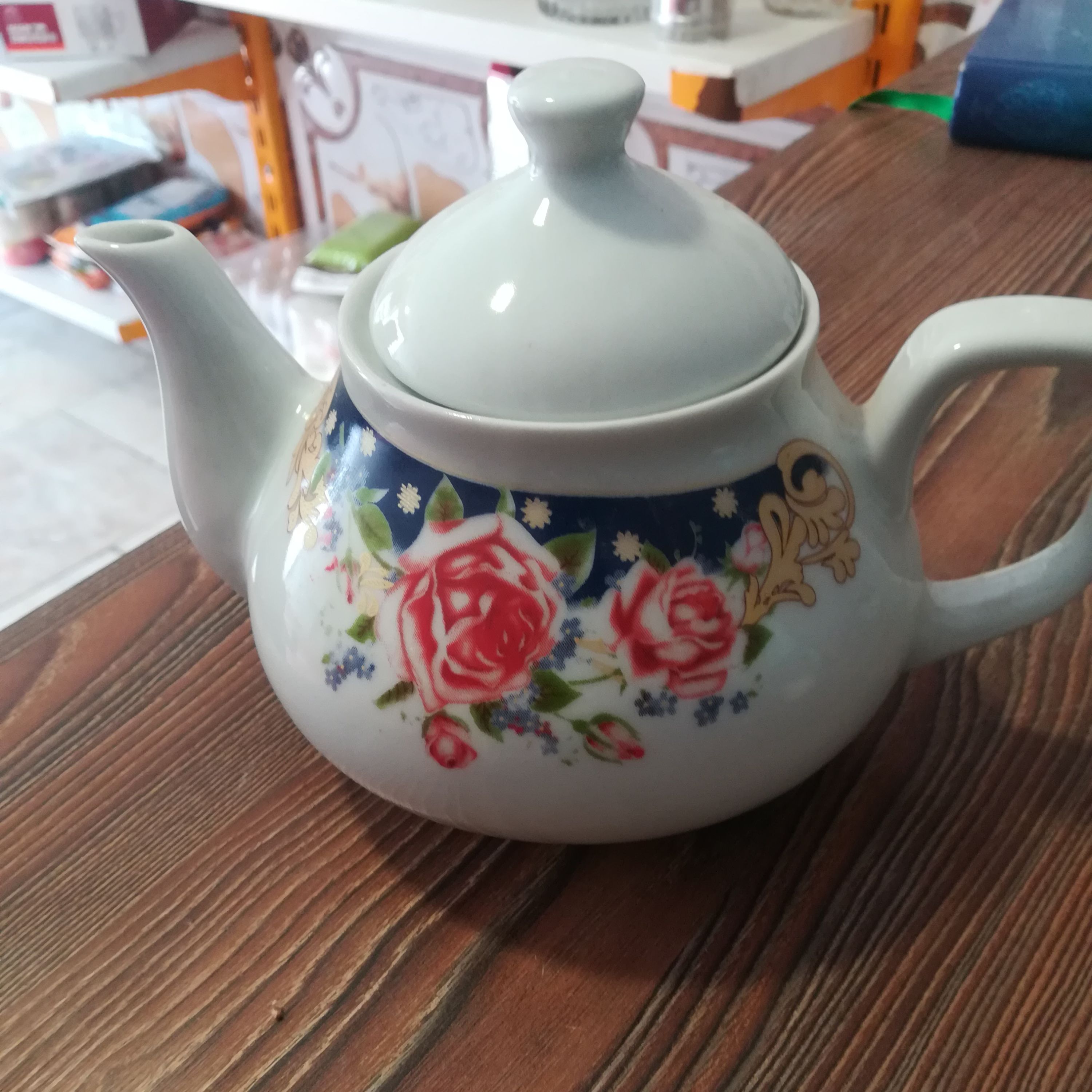 قوری رنگ قرمز