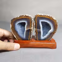 گوهر سنگ ژئود برزیلی نصب شده روی پایه چوبی کد 53