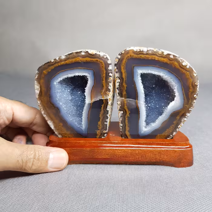 گوهر سنگ ژئود برزیلی نصب شده روی پایه چوبی کد 53