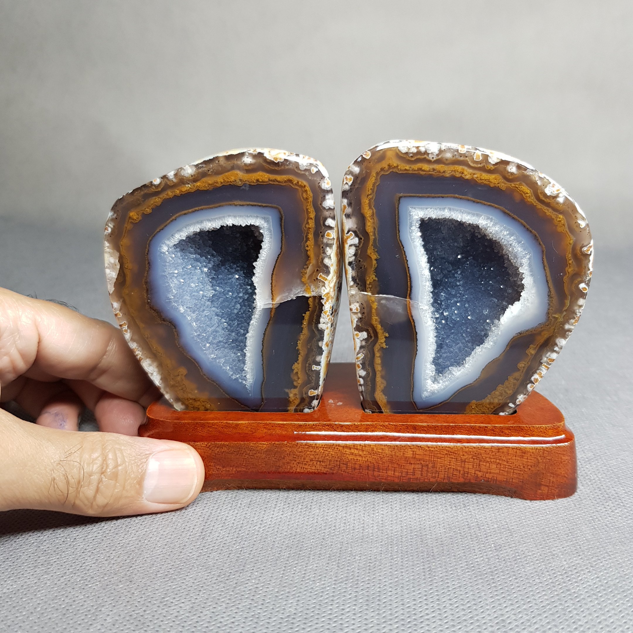 گوهر سنگ ژئود برزیلی نصب شده روی پایه چوبی کد 53