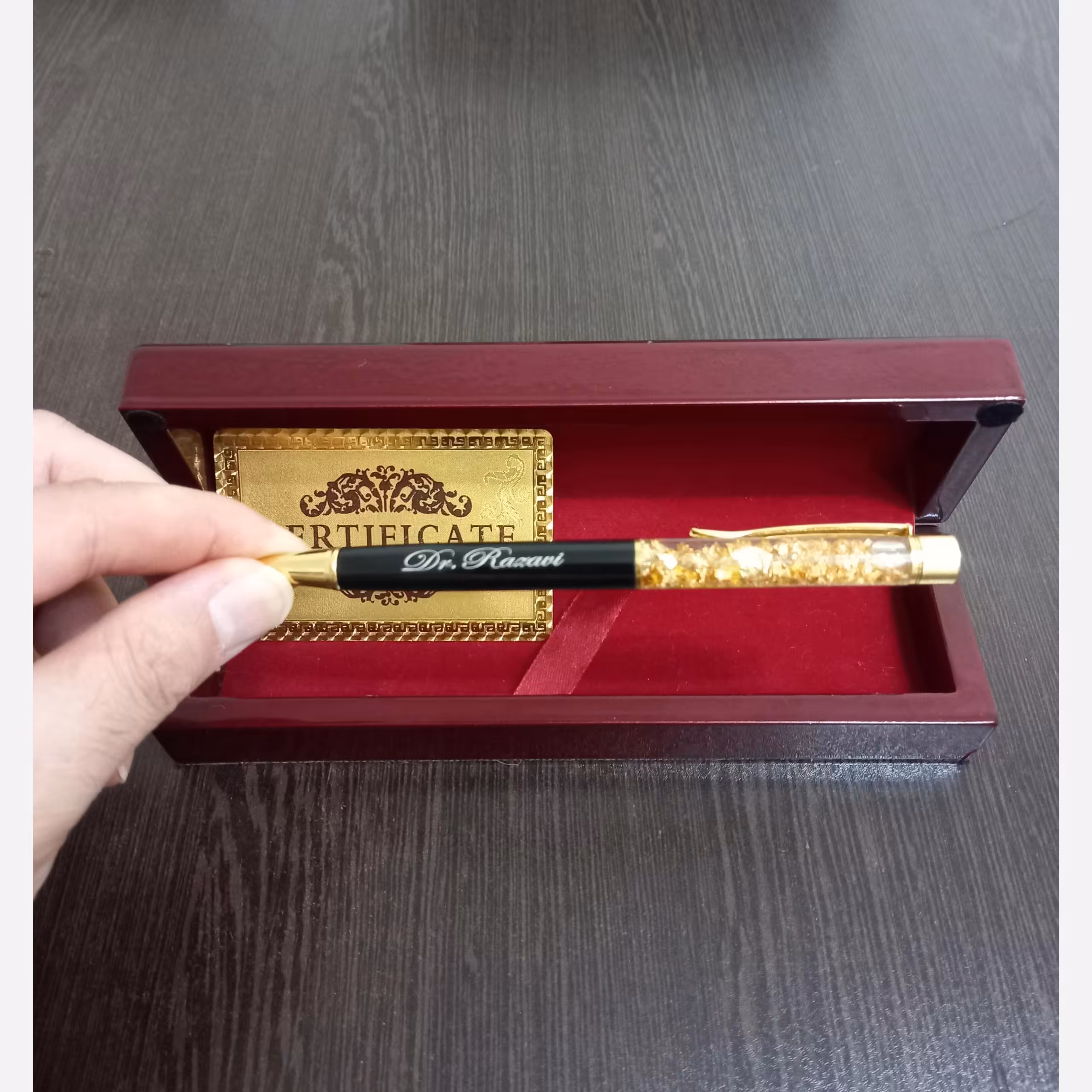 خودکار روکش طلا   بهمراه جعبه چوبی ارجینال و شناسنامه 