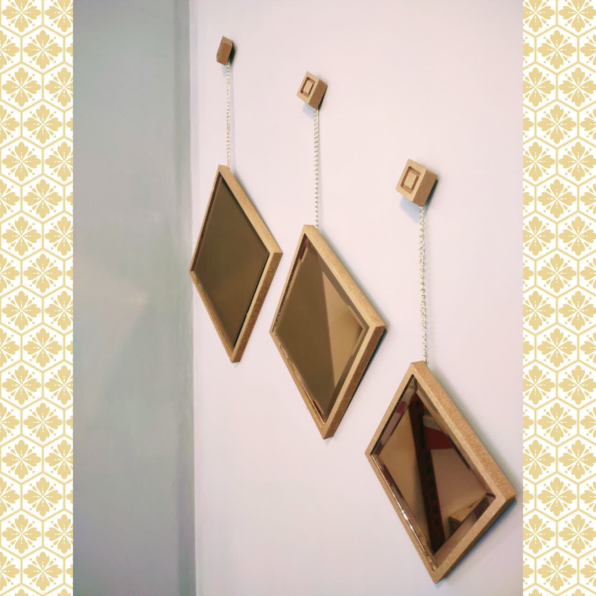 آینه ی سه تیکه در دو رنگ مشکی و طلایی بسیار شیک از جنس پلی استر