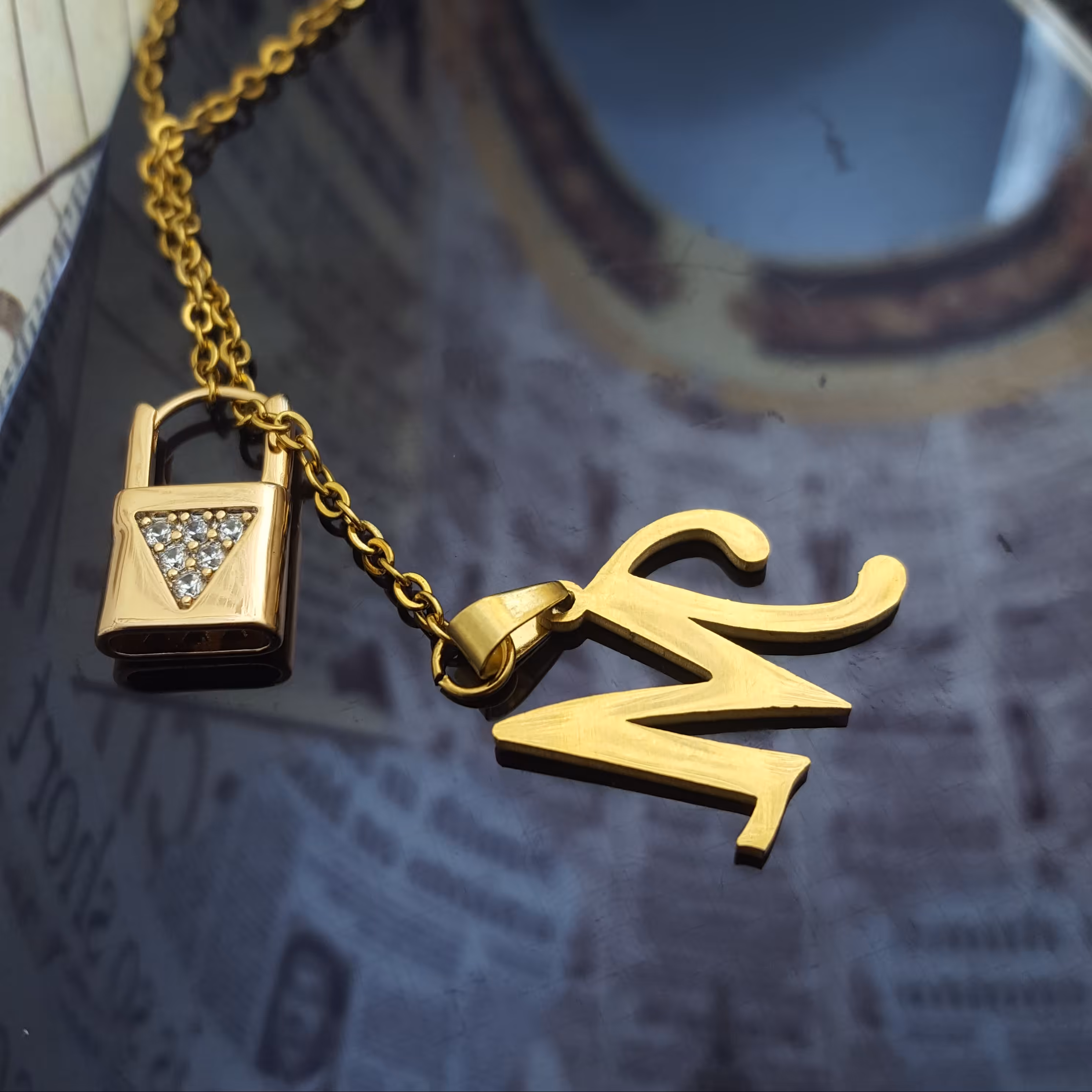 گردنبند حرف m قفلی استیل ضد حساسیت روکش طلا رنگ ثابت کد(343)