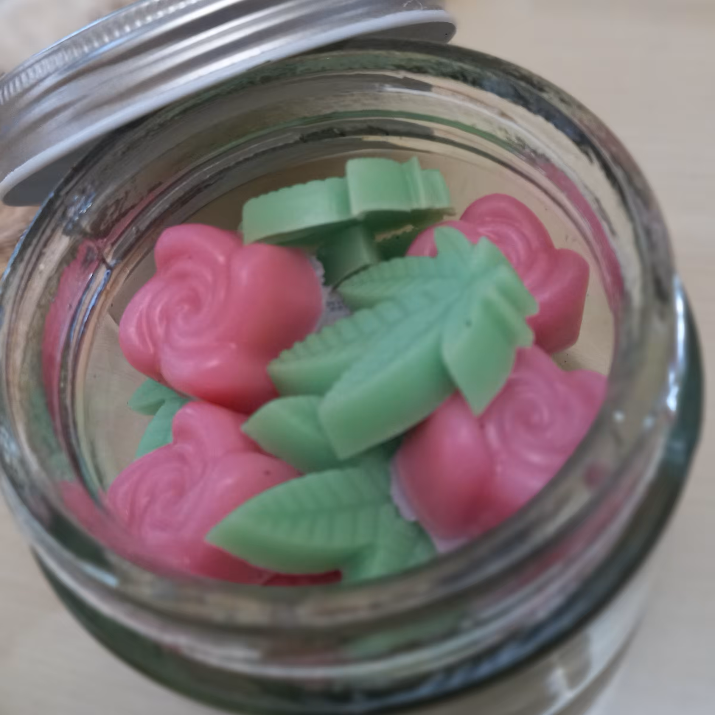 صابون دست ساز مسافرتی شامل 12عدد صابون معطر حاوی روغن اسطوخودوس(لاوندر)