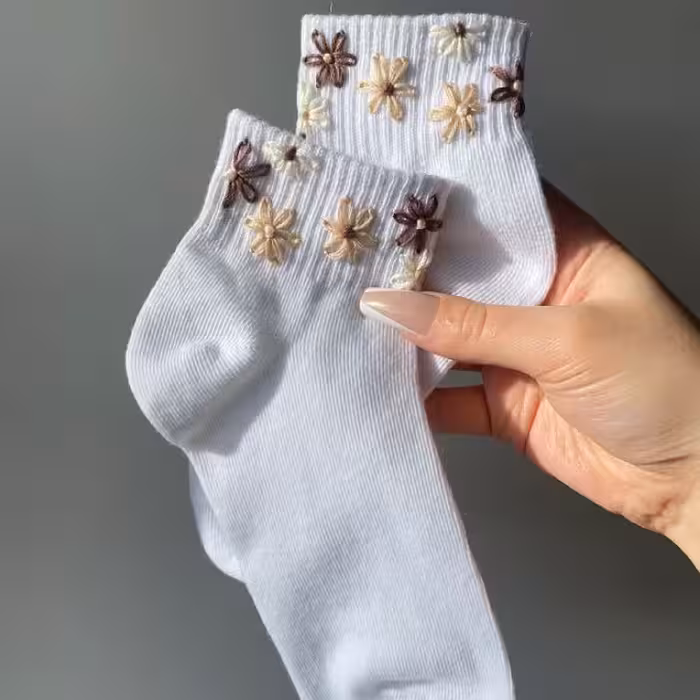 جوراب گلدوزی شده