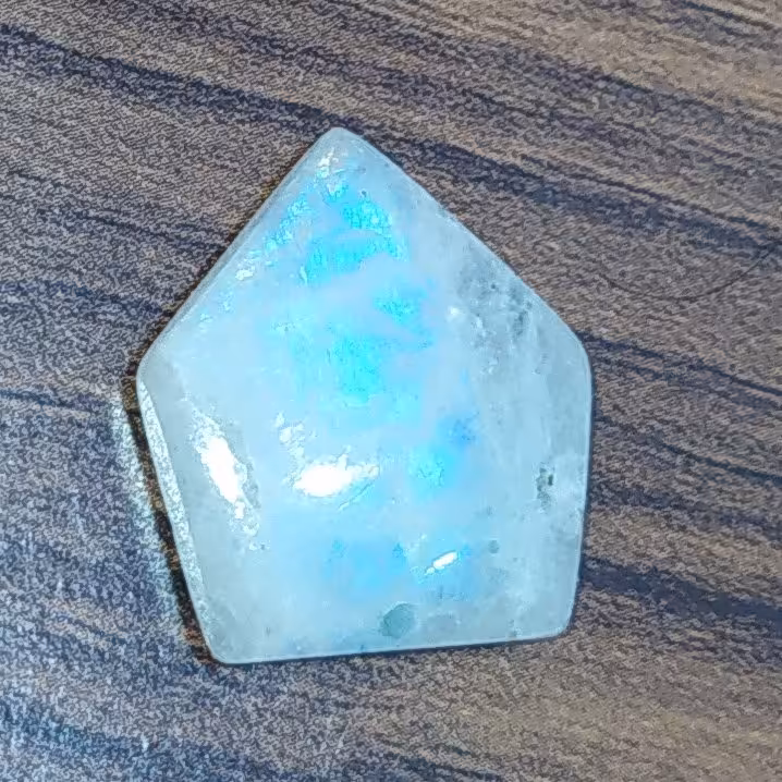 لابرادوریت سفید کمیاب با رفلکس آبی دیدنی