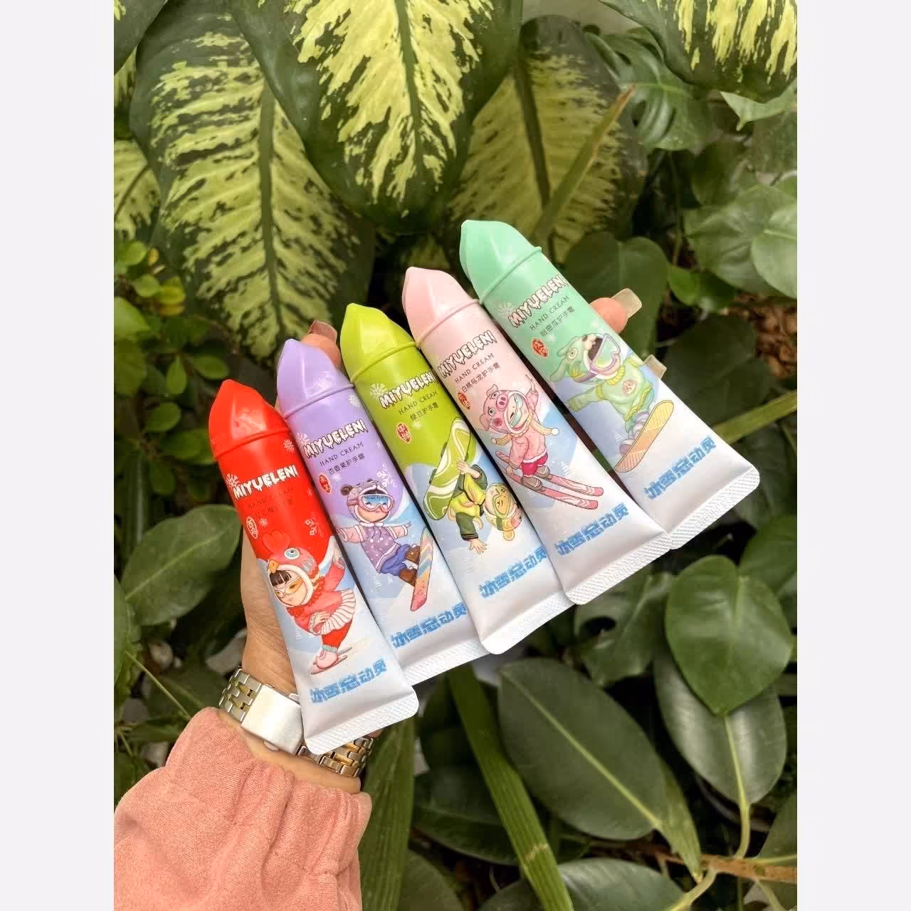 کرم دست شکوفه زن آبرسان جوانساز ضد پیری پوست ضد چین و چروک ابرسان دست کیفی 