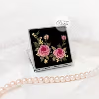 آینه کیفی گلدوزی شده طرح رز قاب فلزی مربع