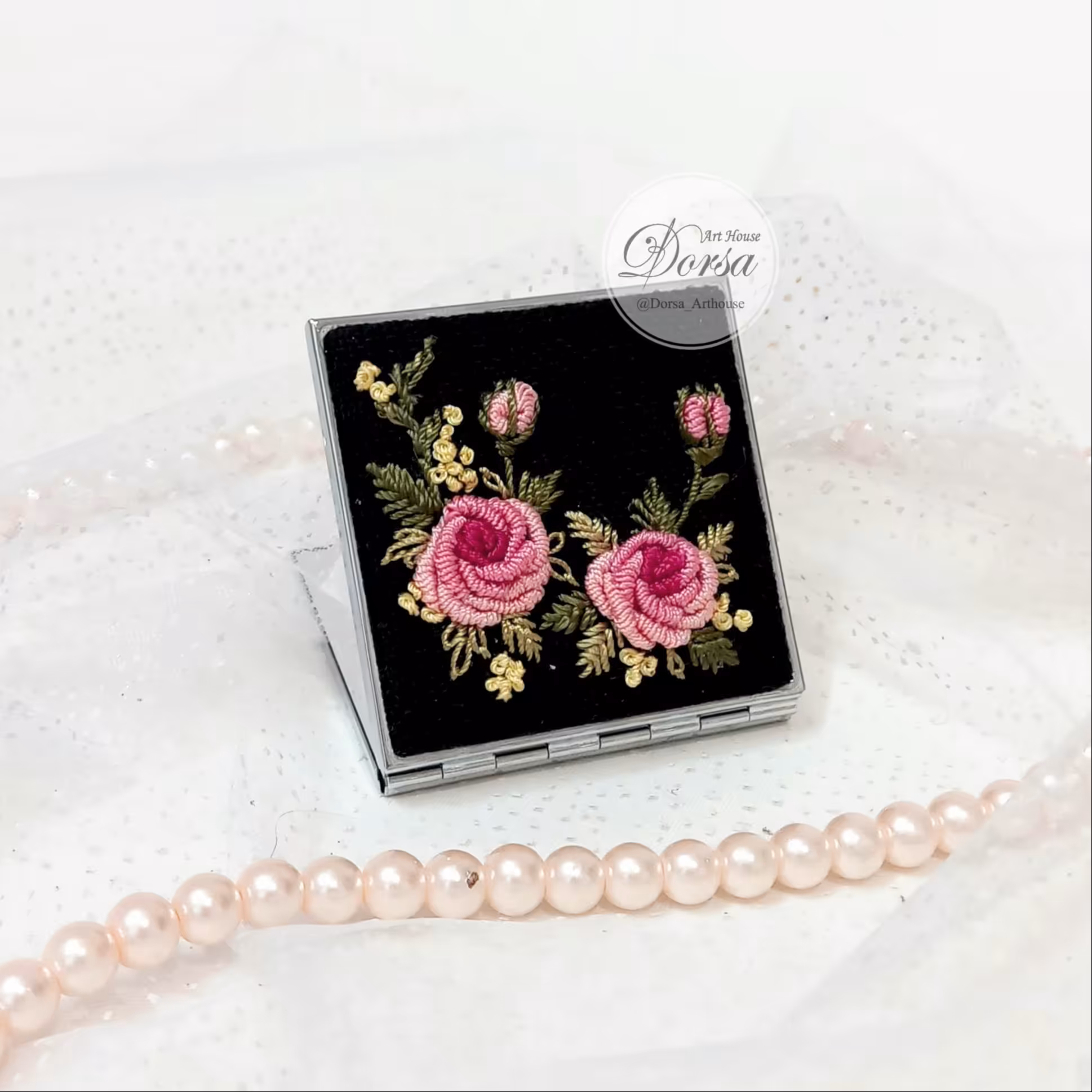 آینه کیفی گلدوزی شده طرح رز قاب فلزی مربع