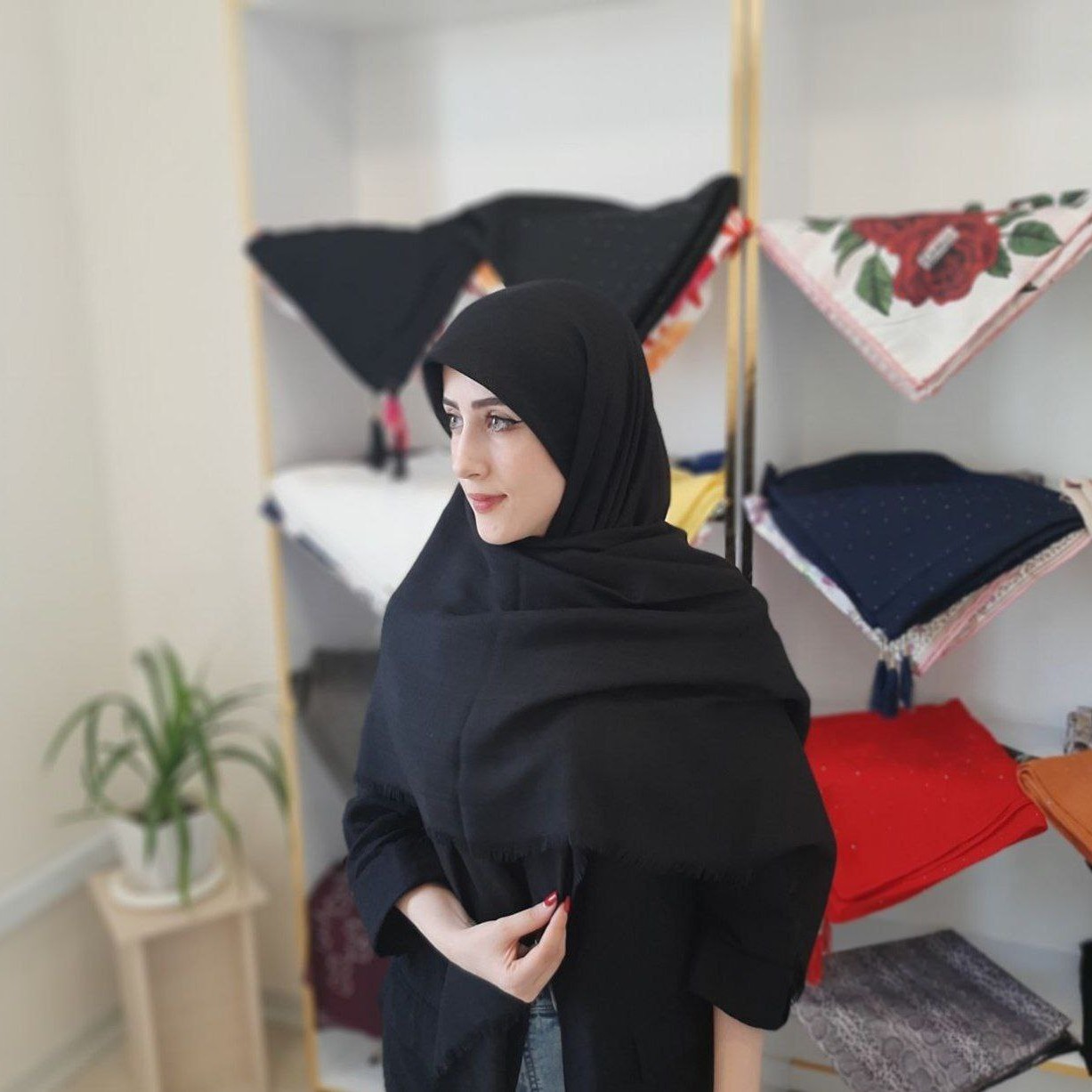 روسری نخی لنین ساده در سه رنگ عالی قواره 125 لیز نیست