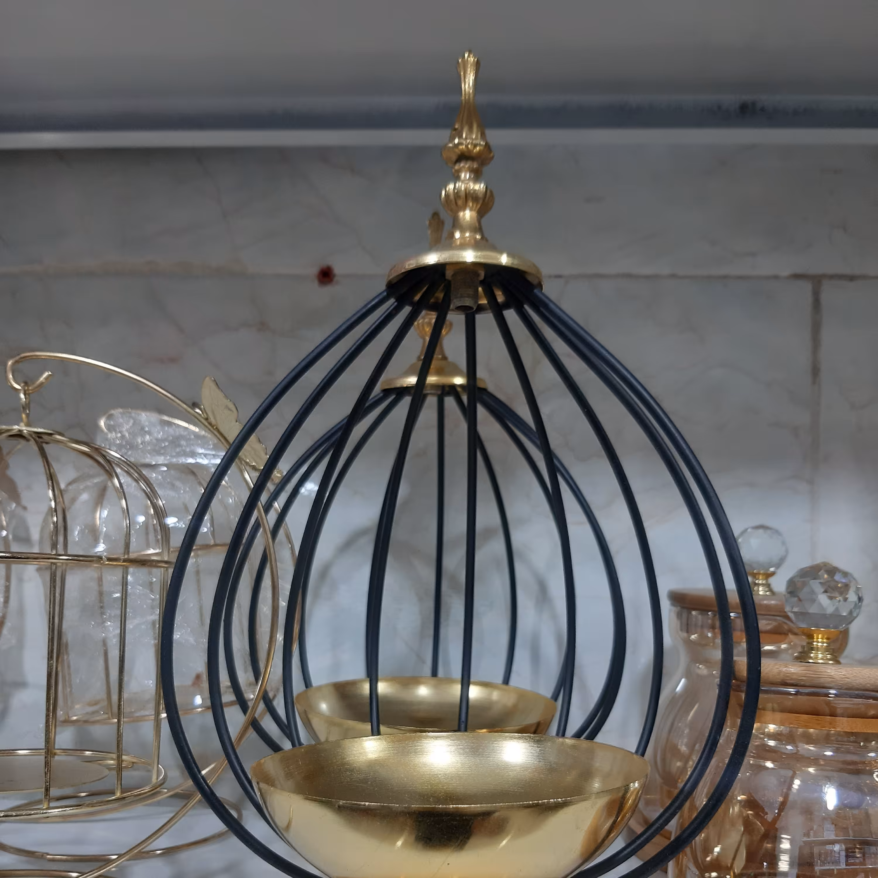 جاشمعی قفس رنگ مشکی طلایی ، جنس فلزی ،مناسب برای شمع های پهن و انواع اکسسوری