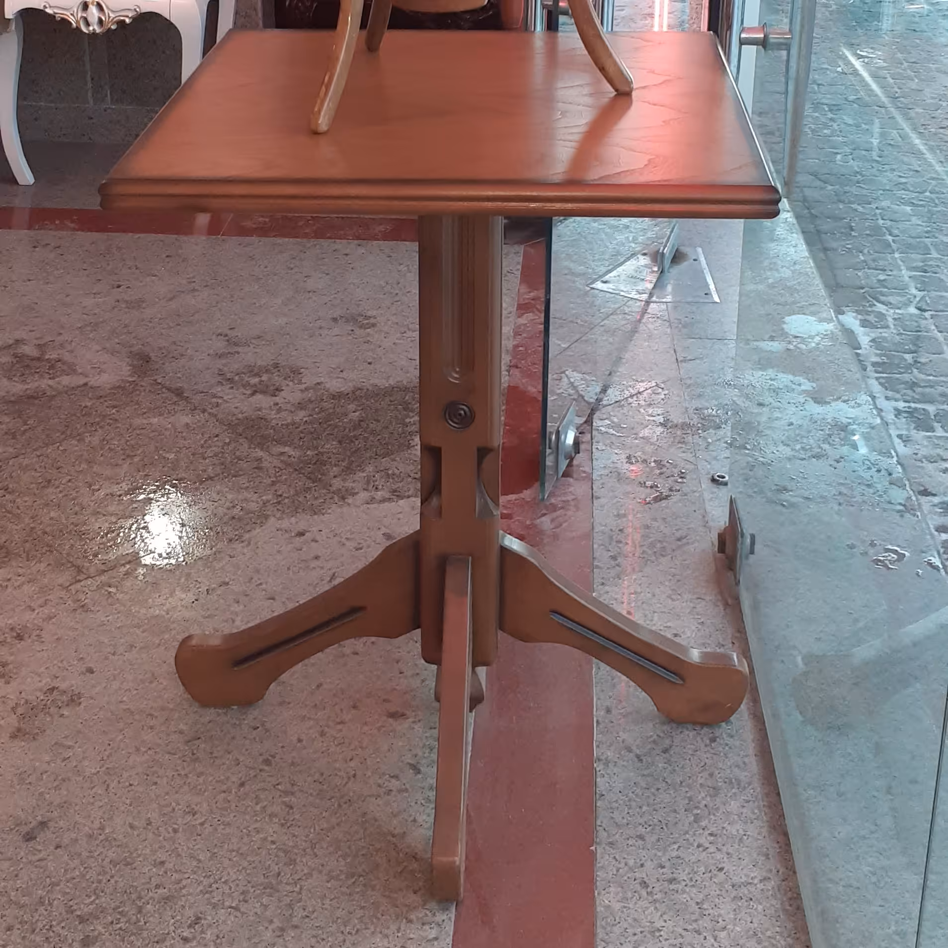 میز چوبی مربع