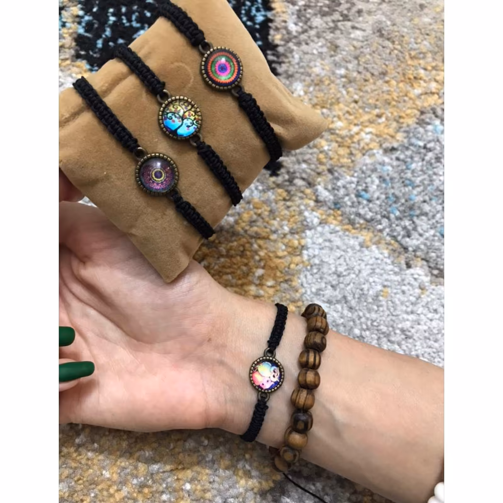 دستبند بافت مشکی با نگین رزینی و سنگ اونیکس و حدید