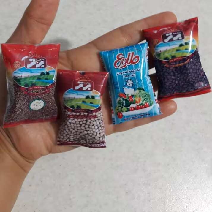 3عدد حبوبات ویک عددنمک