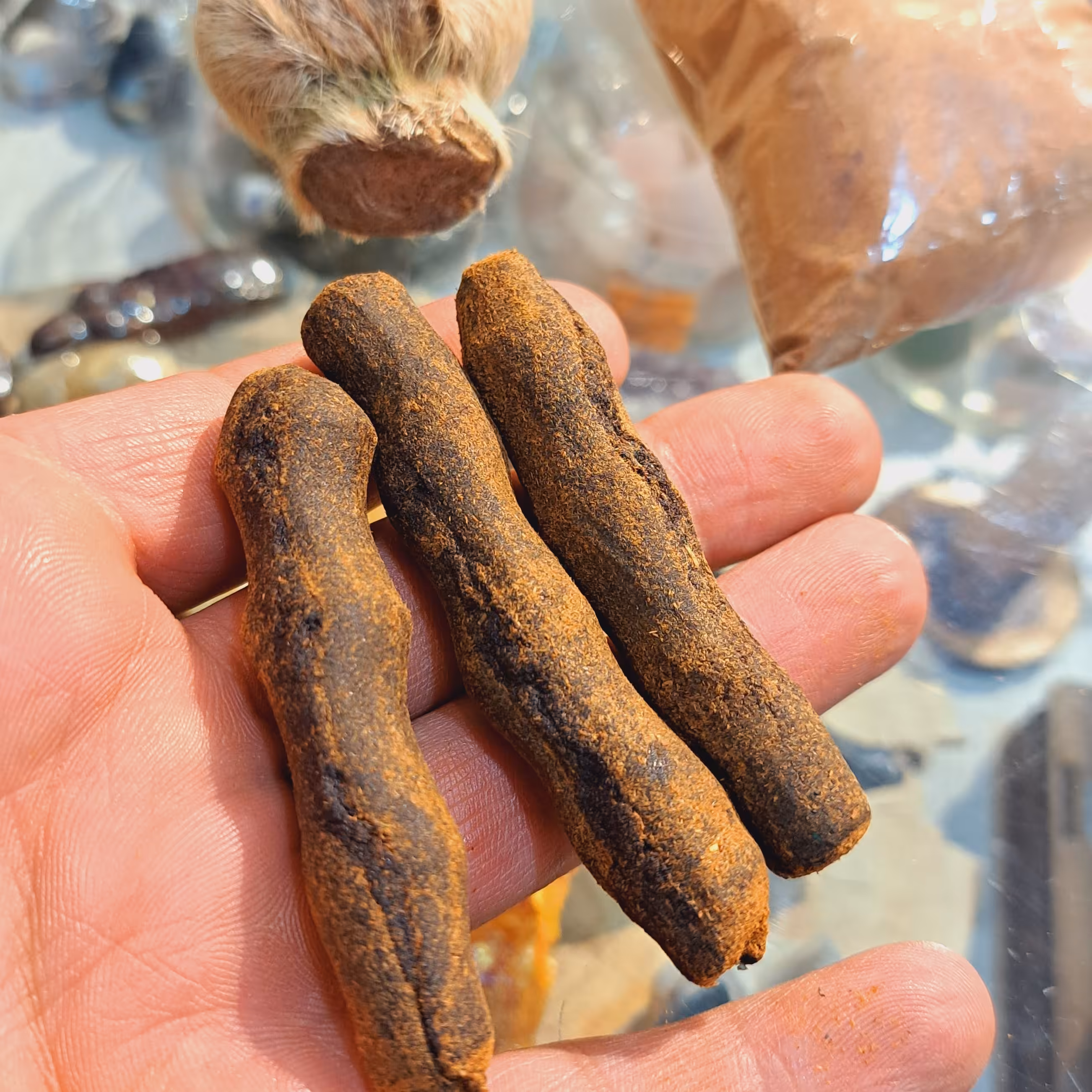 بخور چشم نظر اصل عود لبان اصلی عود پاکسازی محیط عود دفع چشم بخور سلیمانی عود مشک بخور اماراتی بخور بحرینی بخور شارژ سنگ 