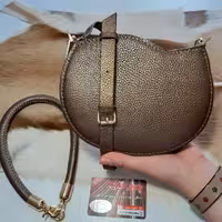 کیف رودوشی دخترانه دوخته شده است با چرم طبیعی گاوی دارای دو بند