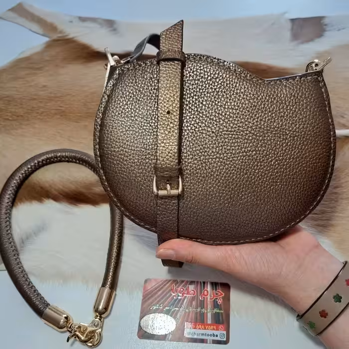 کیف رودوشی دخترانه دوخته شده است با چرم طبیعی گاوی دارای دو بند