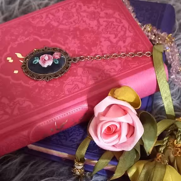 نشانگر کتاب گلدوزی شده 