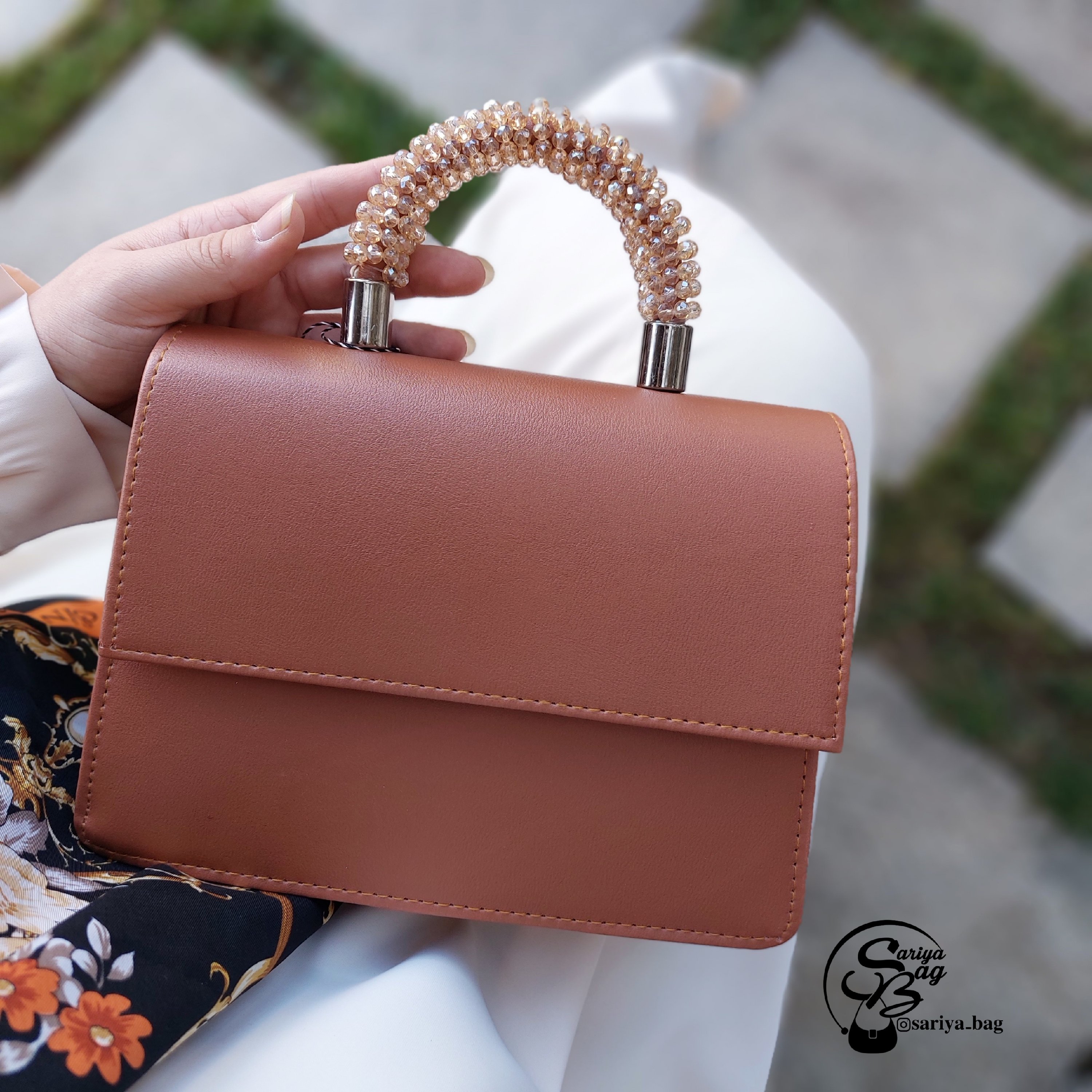 کیف کوچیک ساده در عین حال فوق العاده زیبا در 4 رنگ مشکی کرم قهوه ای طوسی