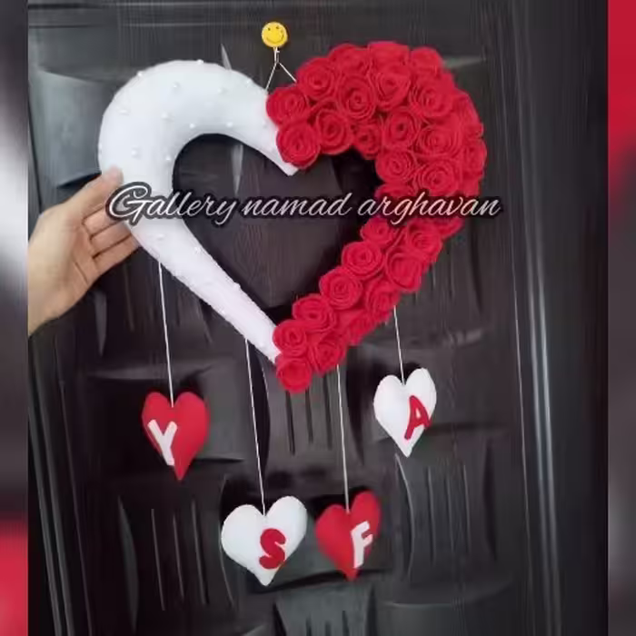 رودری یا آویز  نمدی درب اتاق خواب و ورودی دست دوز مدل قلبی با آویز اول اسم