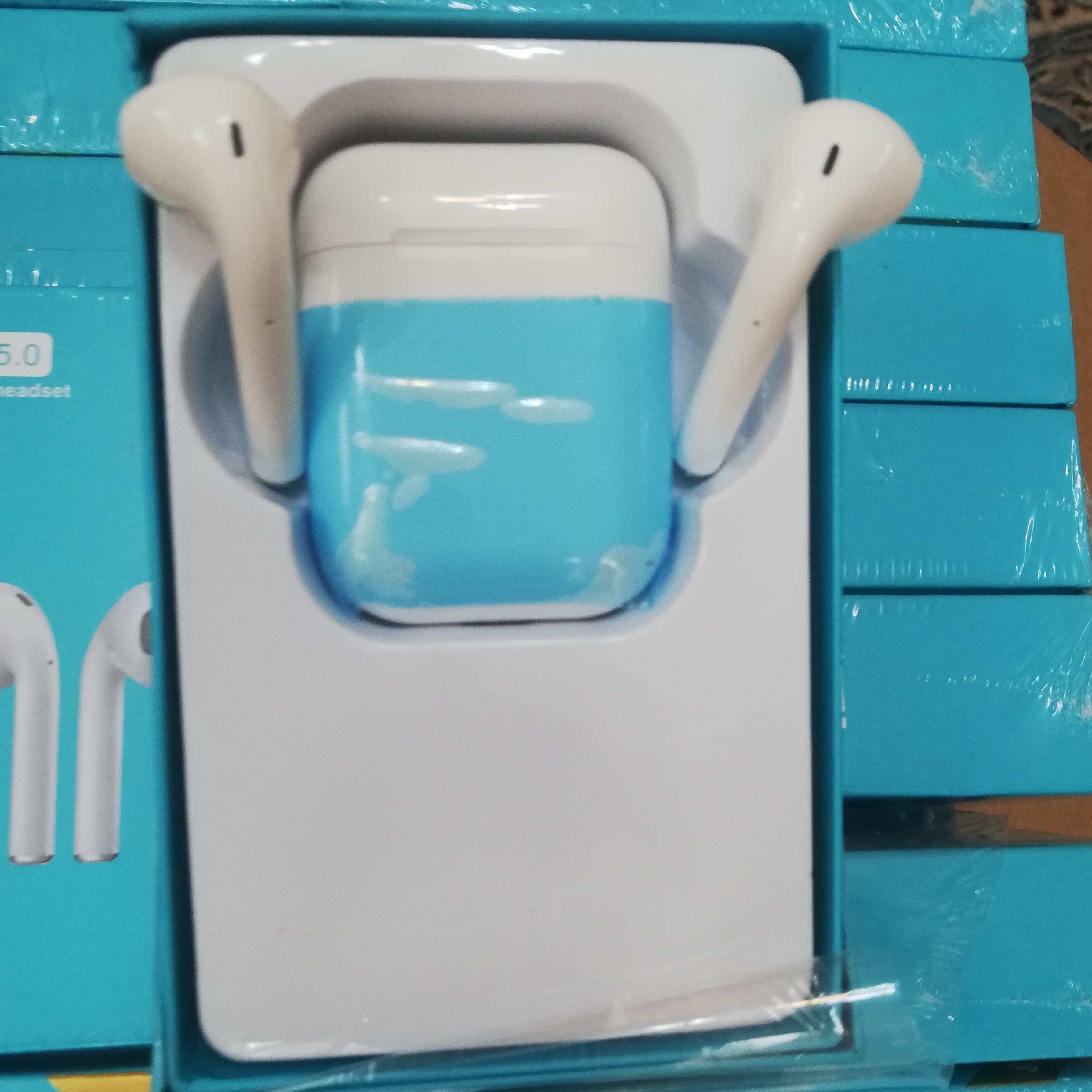 ایرپادi11 ارسال رایگان باتری 60 میلی دارای کابل شارژ و دفترچه بلوتوثی 2 ساعت نگهداری شارژ بلوتوثی قابلیت مکالمه و موزیک