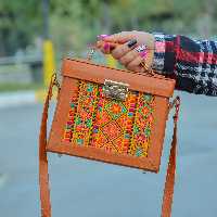 کیف سنتی دوشی دخترانه چرم طبیعی سوزندوزی بلوچی دستی زنانه شیک و هنری و خاص