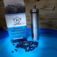 قهوه دانFrench Rost بلک روژه رست دارک ترکیبی از 80 درصد دانه های ربوستا و 20 درصد عربیکا بسته 600 گرمی. 