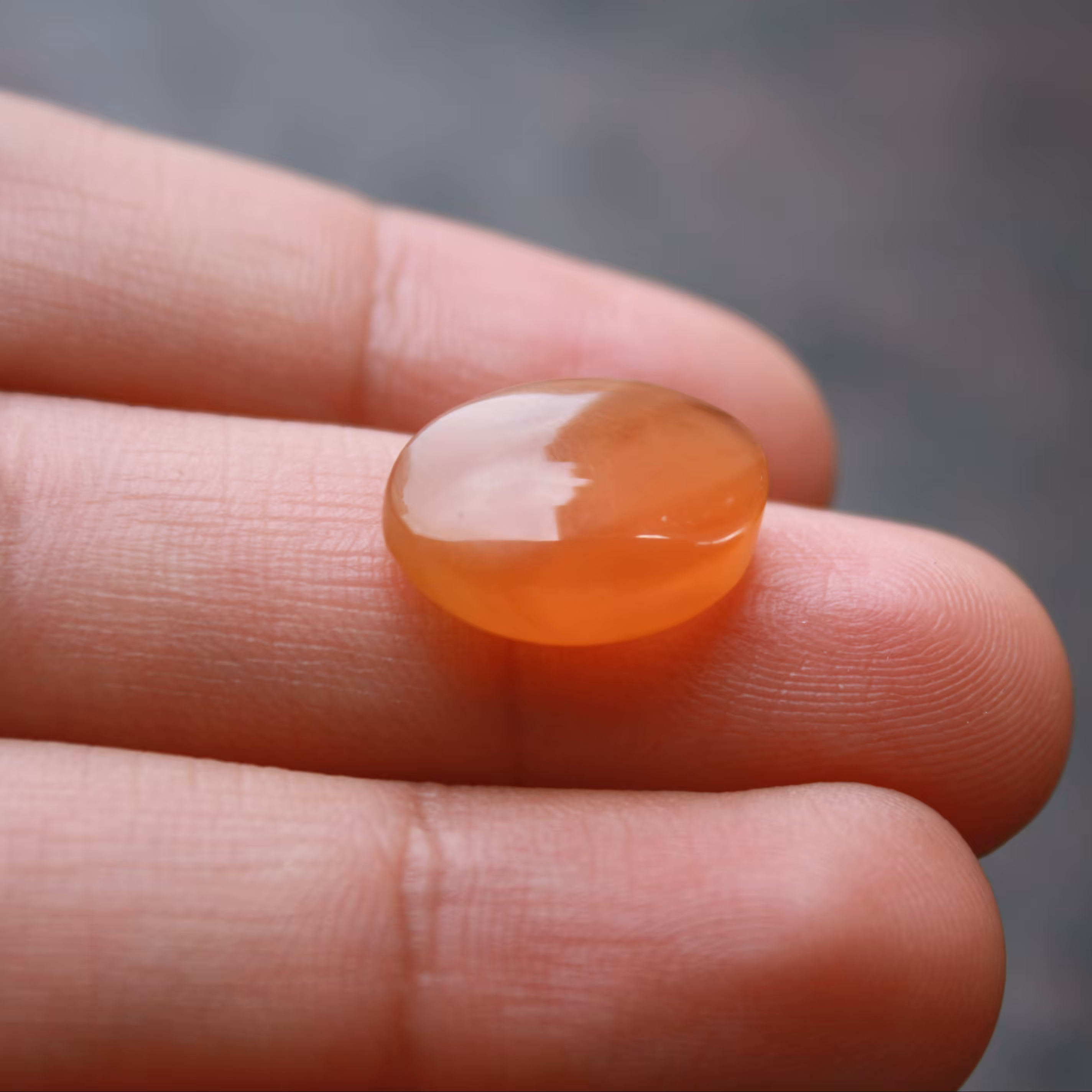 نگین عقیق یمنی اصل و معدنی و طبیعی تا حدودی لونه زنبوری کمیاب رنگ پرتغالی لانه زنبوری  یمانی کد 6