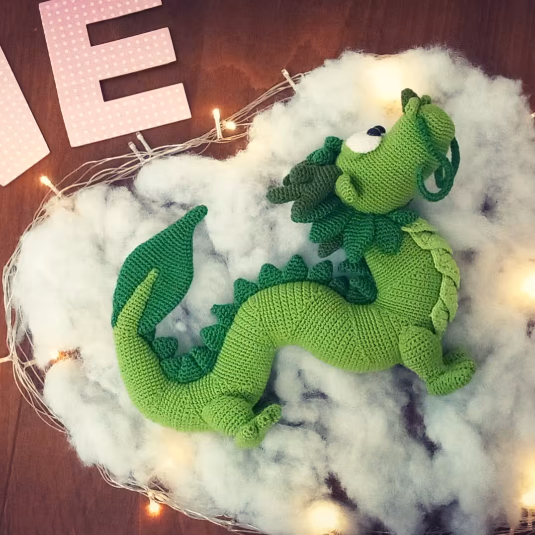 عروسک بافتنی اژدهای سبز 