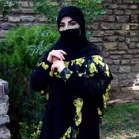 روسری کرپ حریر دور چین دار مجلسی قواره دار وسط مشکی دو طرف چین گلدار زرد مزون حجاب تبسم همراه با هدیه 