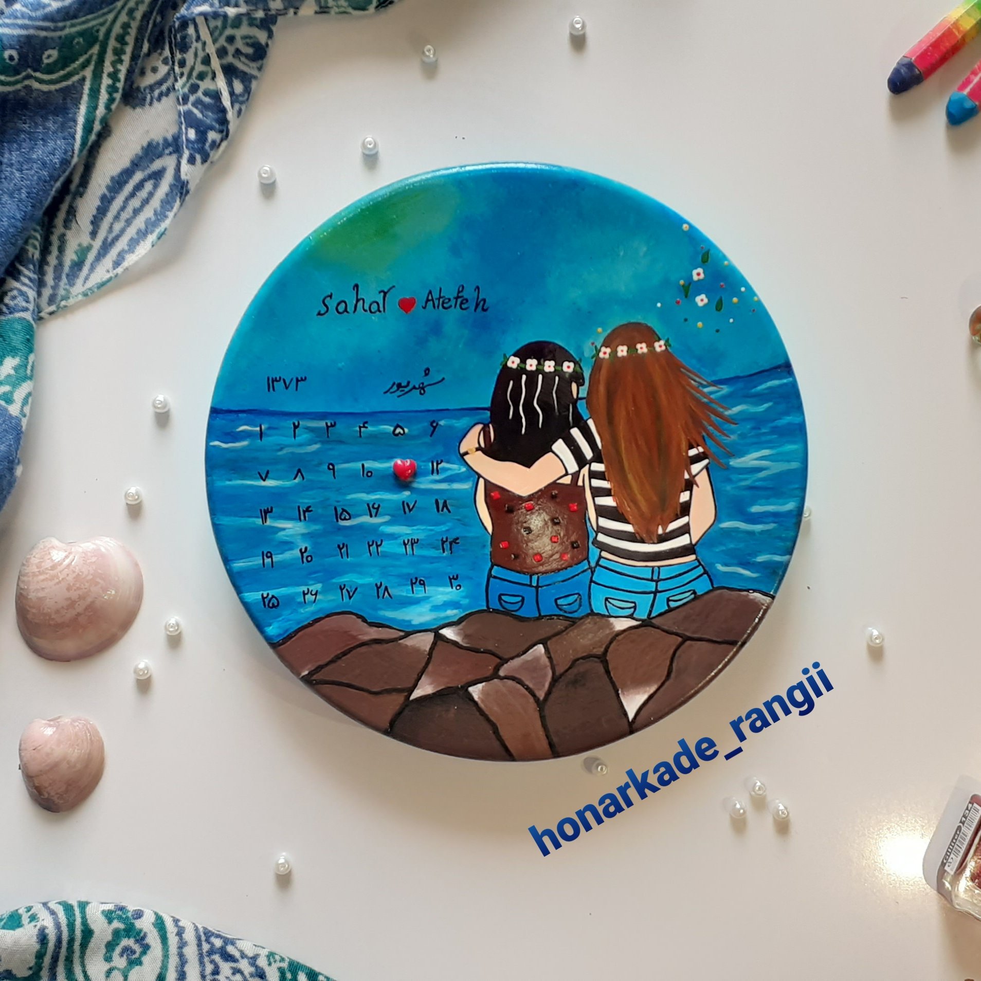 دیوارکوب سفالی دوستانه و خواهرانه