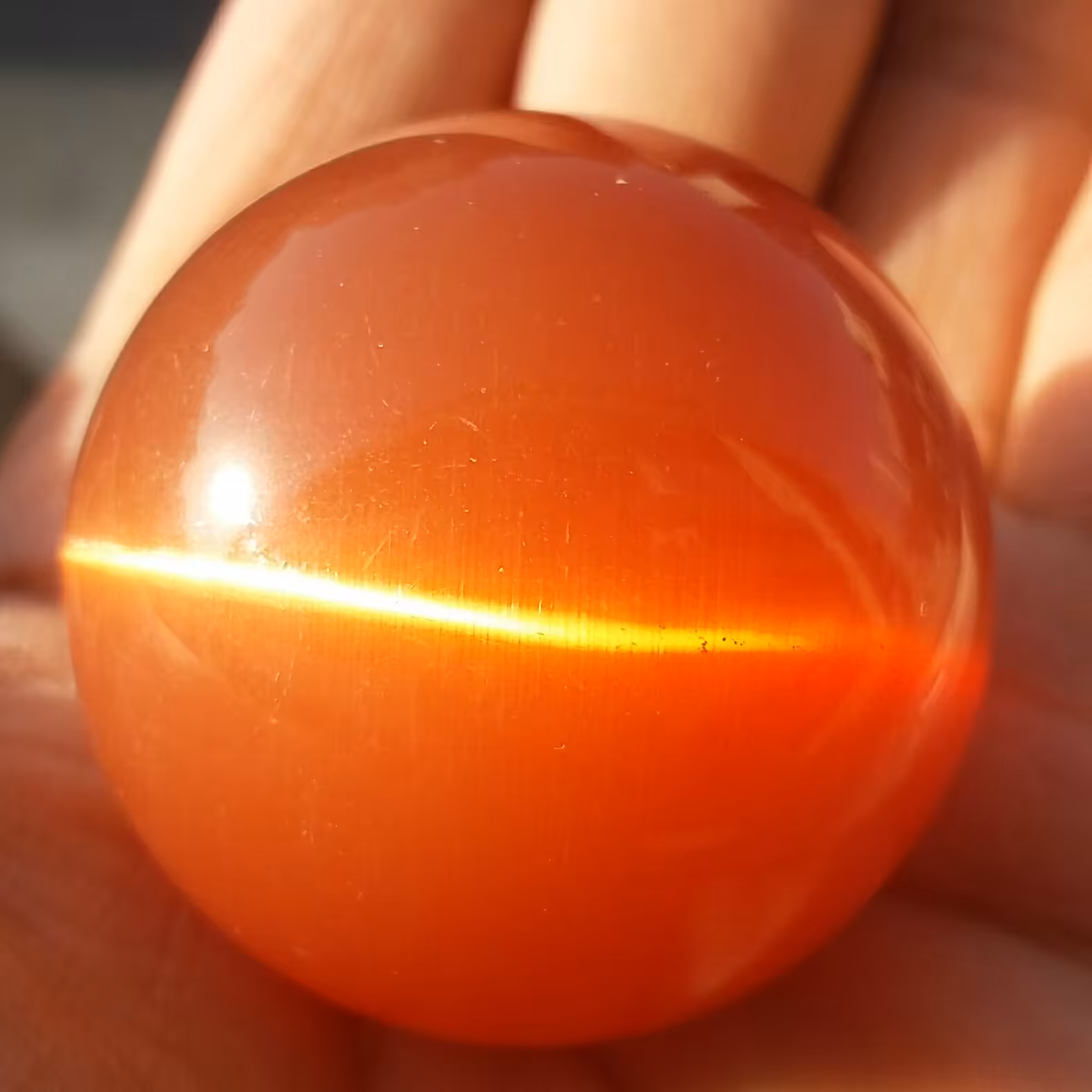 گوی تمام پولیش شده سنگ چشم گربه نارنجی سرخ با تلالو نور بی نظیر خاااااااااص