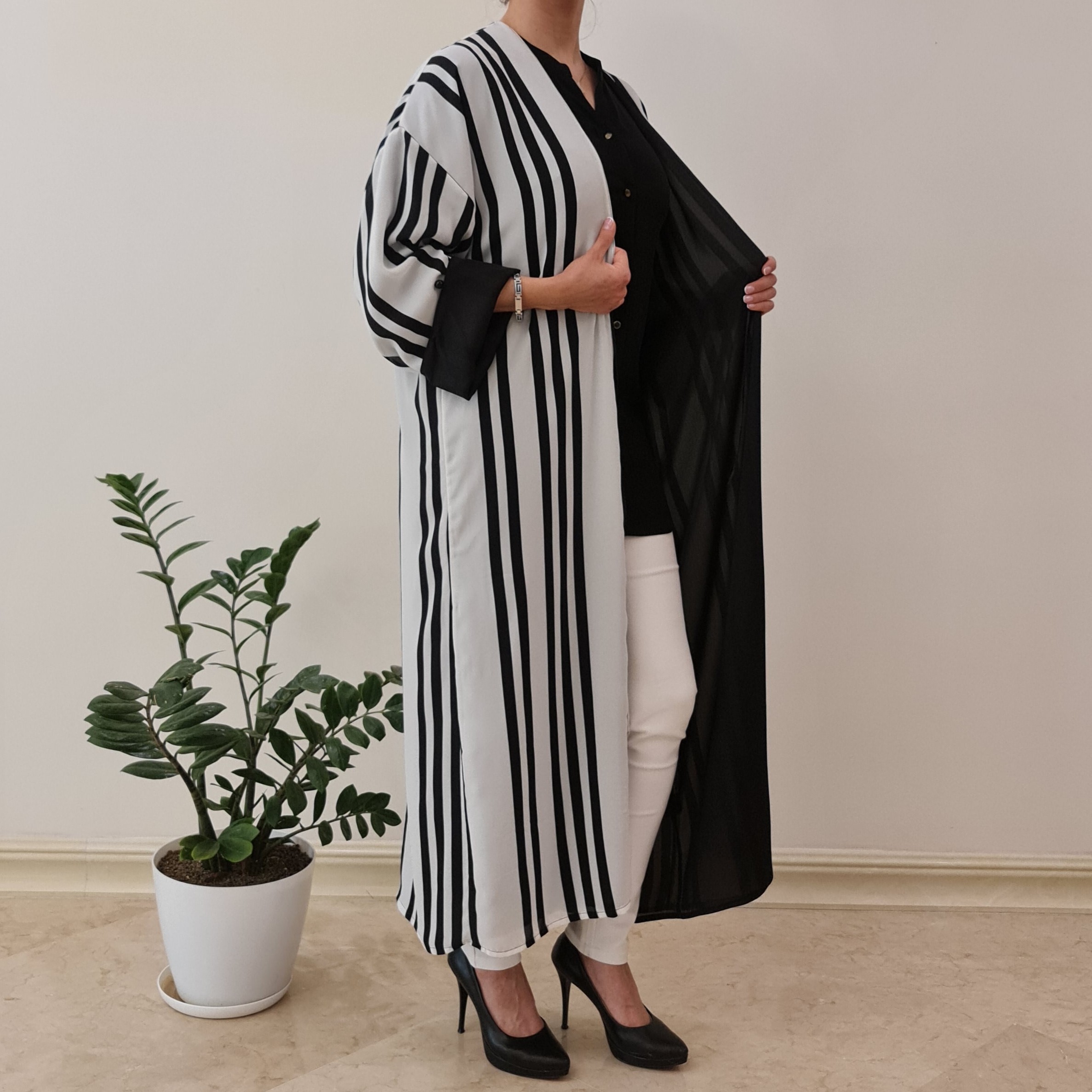 مانتو دورو طرحدار (یه رو مشکی ساده،یک رو راه راه سفید و مشکی) فری سایز