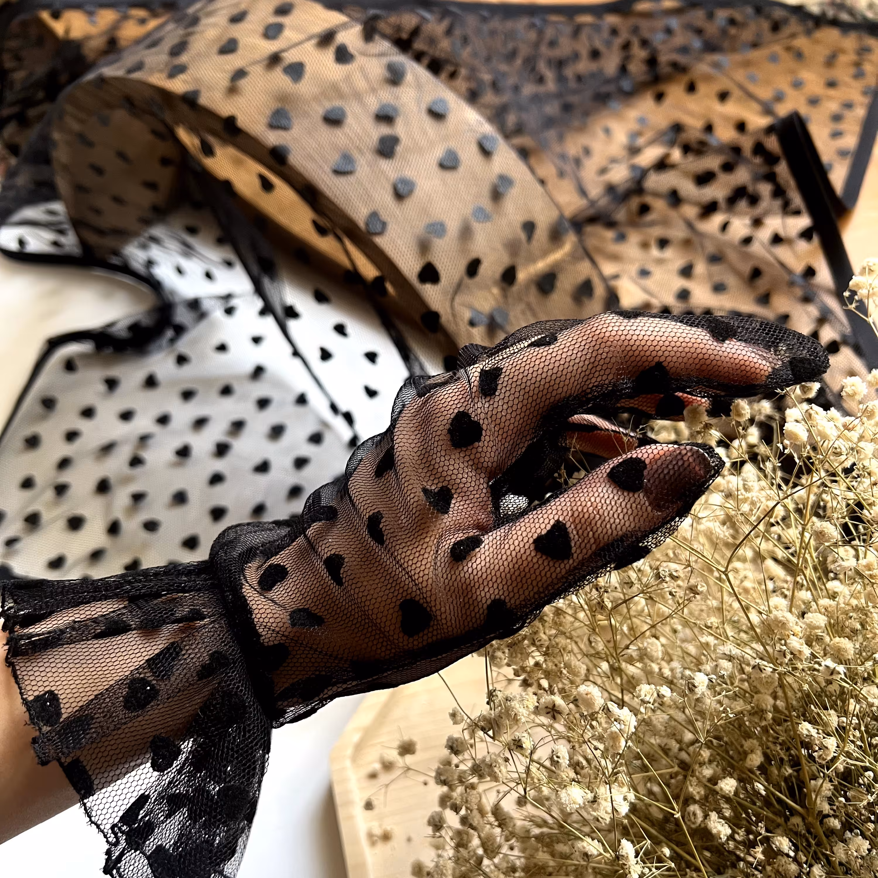 ست دستکش و مینی اسکارف (روسری کوچک) دور گاندوزی مناسب مجالس 