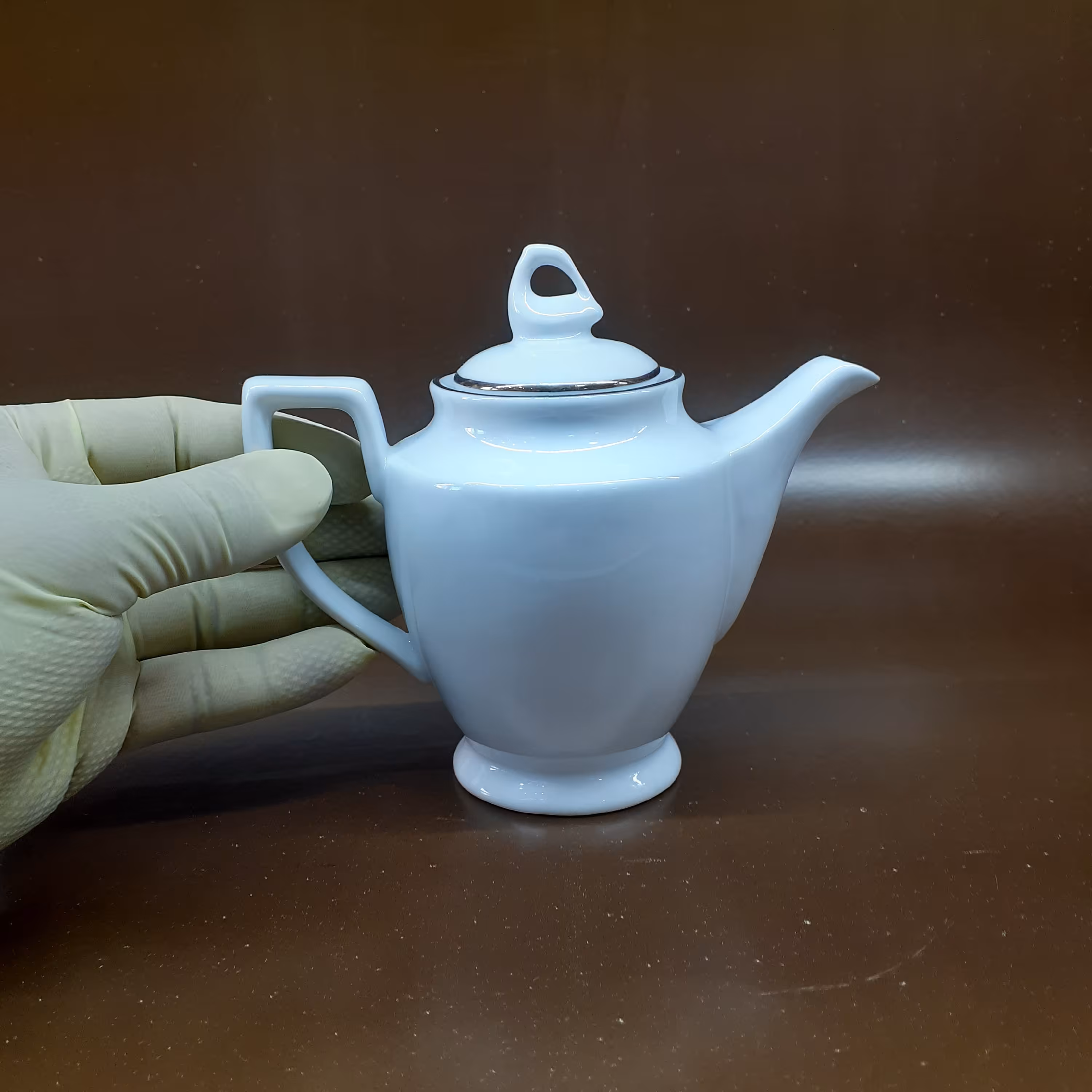 قوری زعفران و دمنوش چینی سفید خط طلا 