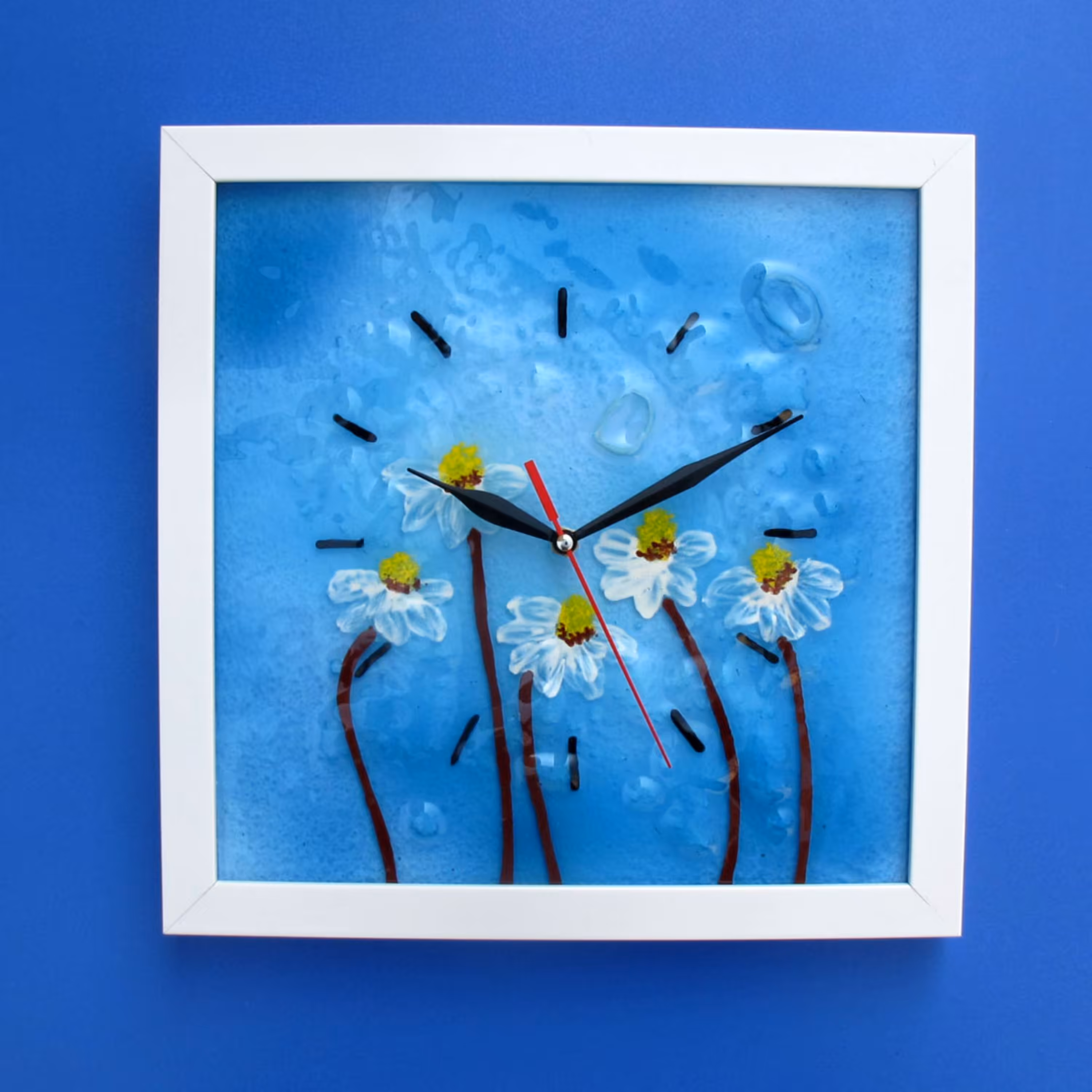 ساعت دیواری آمینا طرح زیبایی(قاب سفید)