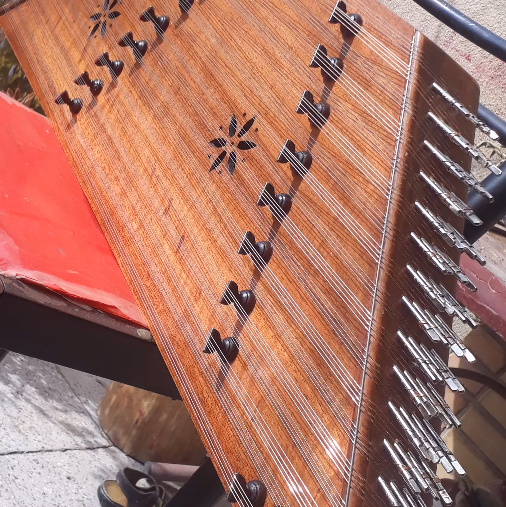 سنتورحرفه ای راستین ساز،چوب گردو،سیم بدرا آلمانی،گوشیها آبکاری،تازه ساخت و کوک شده