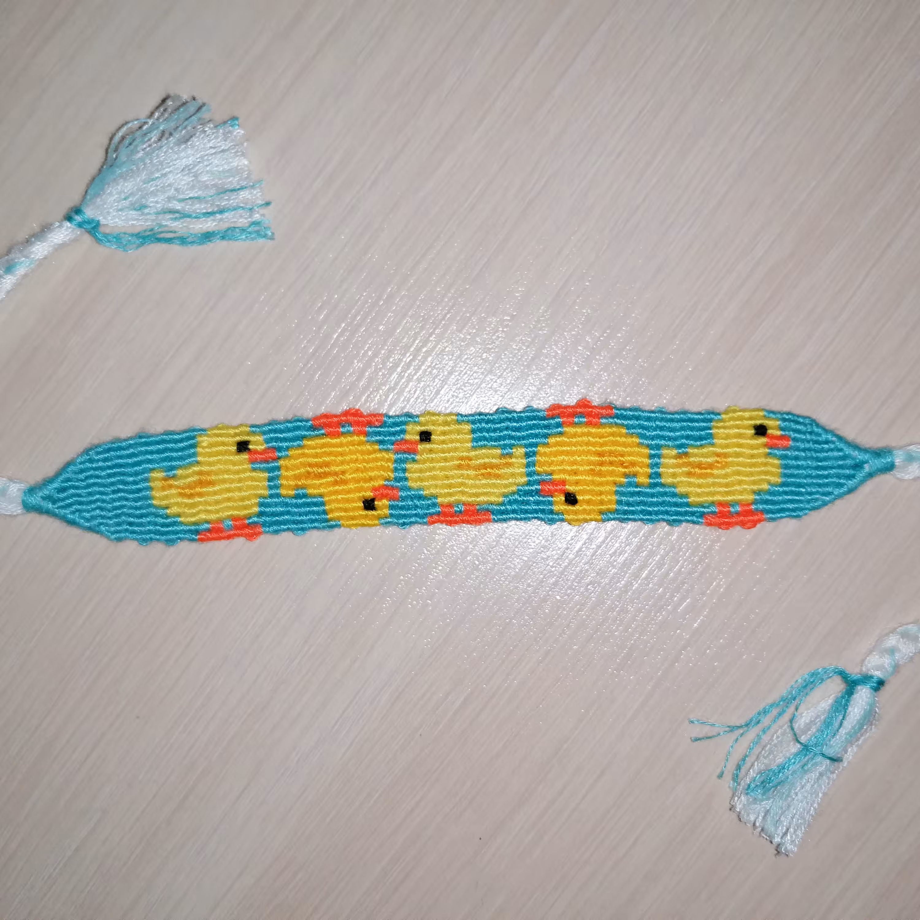 دستبند دوستی نوع بافت پشت آلفا بافی یا بتا بافی طرح اردک کیوت و بامزه و دوست داشتنی