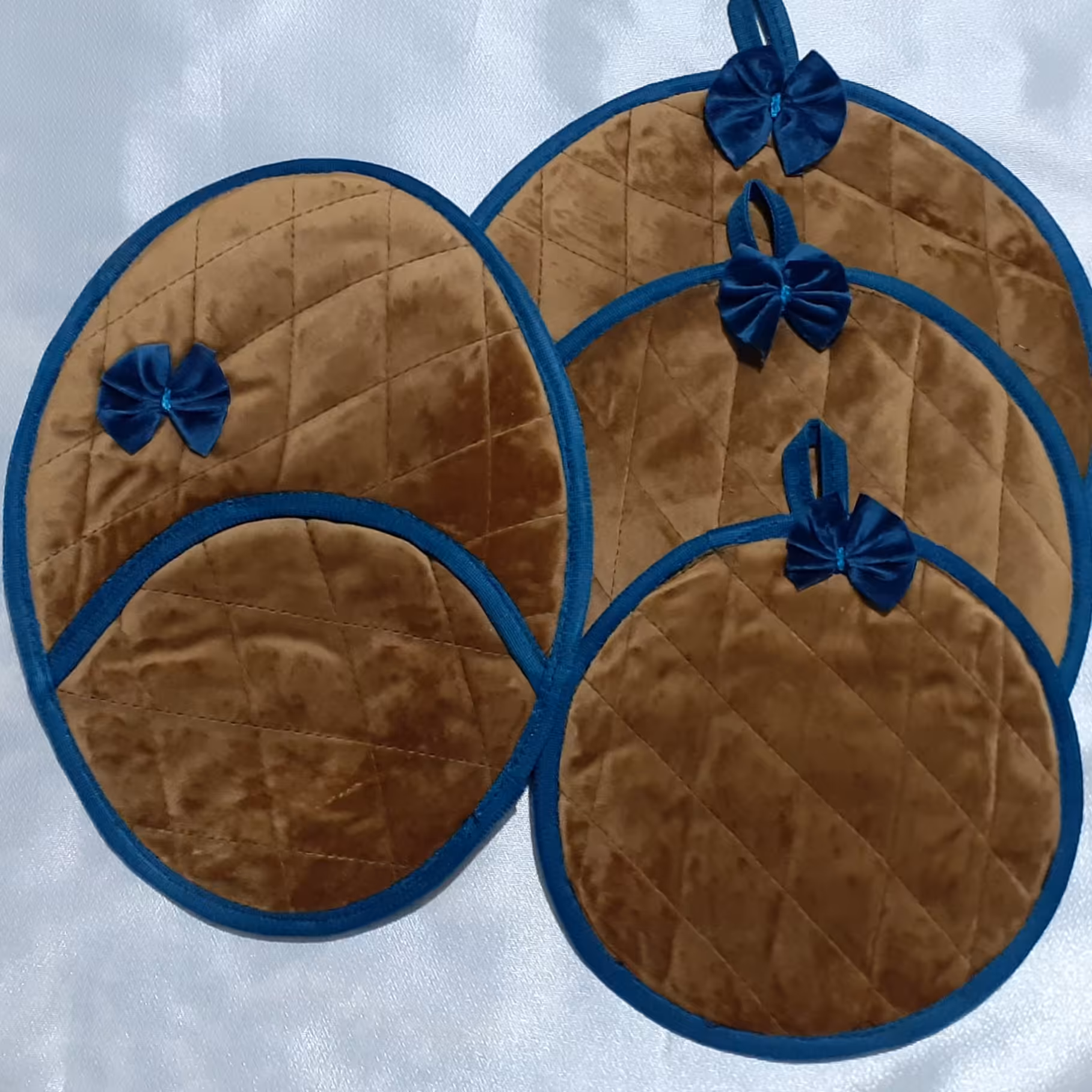 ست چهار تیکه زیر قابلمه ای و سفره پاک کن مطلسه دوزی شده  چهار لایه  