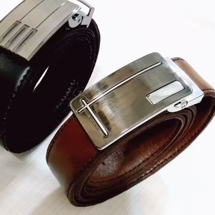 کمربند بسیار زیبا و خوش دوخت و دو روی چرمی با سگک بازشدنی برای تعویض رنگ رویه ی کمربند 