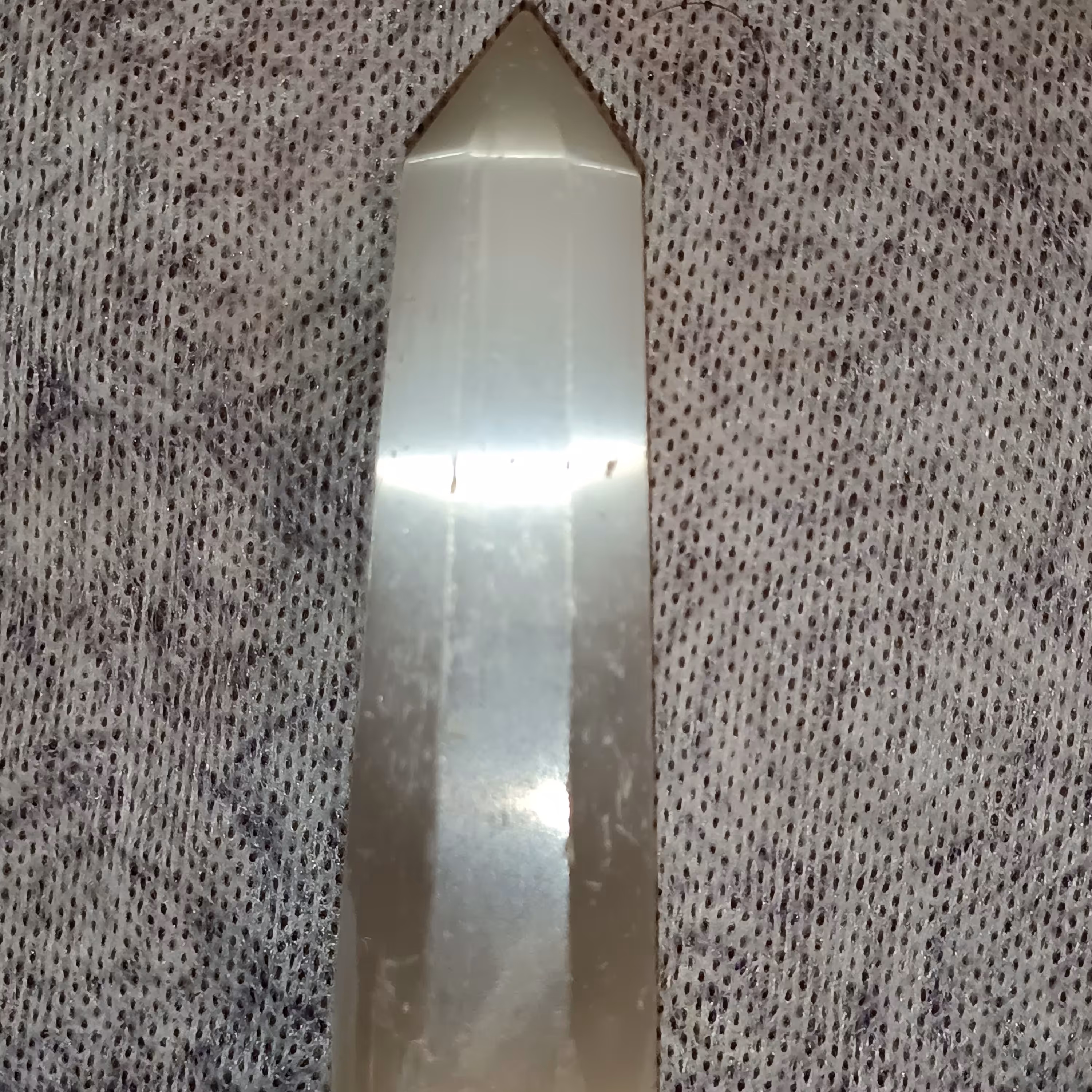 کریستال بلور بزرگ سنگ سلنیت طبیعی مراکش بکر بدون بهسازی تراش هرمی بلند با پدیده چشم ببر.وخواصهای عجیب و غریب