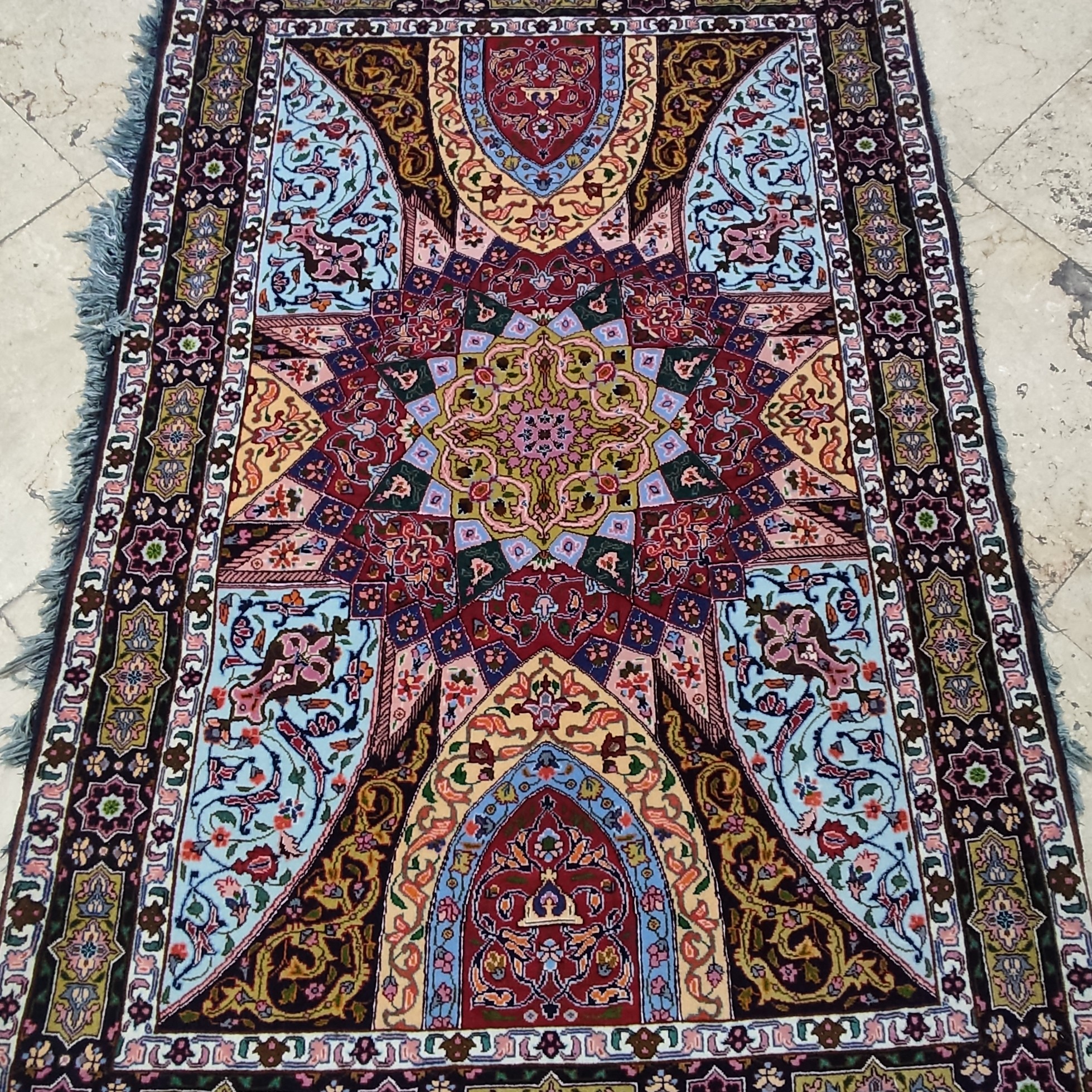 فرش دستبافت تک زرع نیم نقشه گنبد. چله نخ گل ابریشم استاد بافت تبریز 50رج 