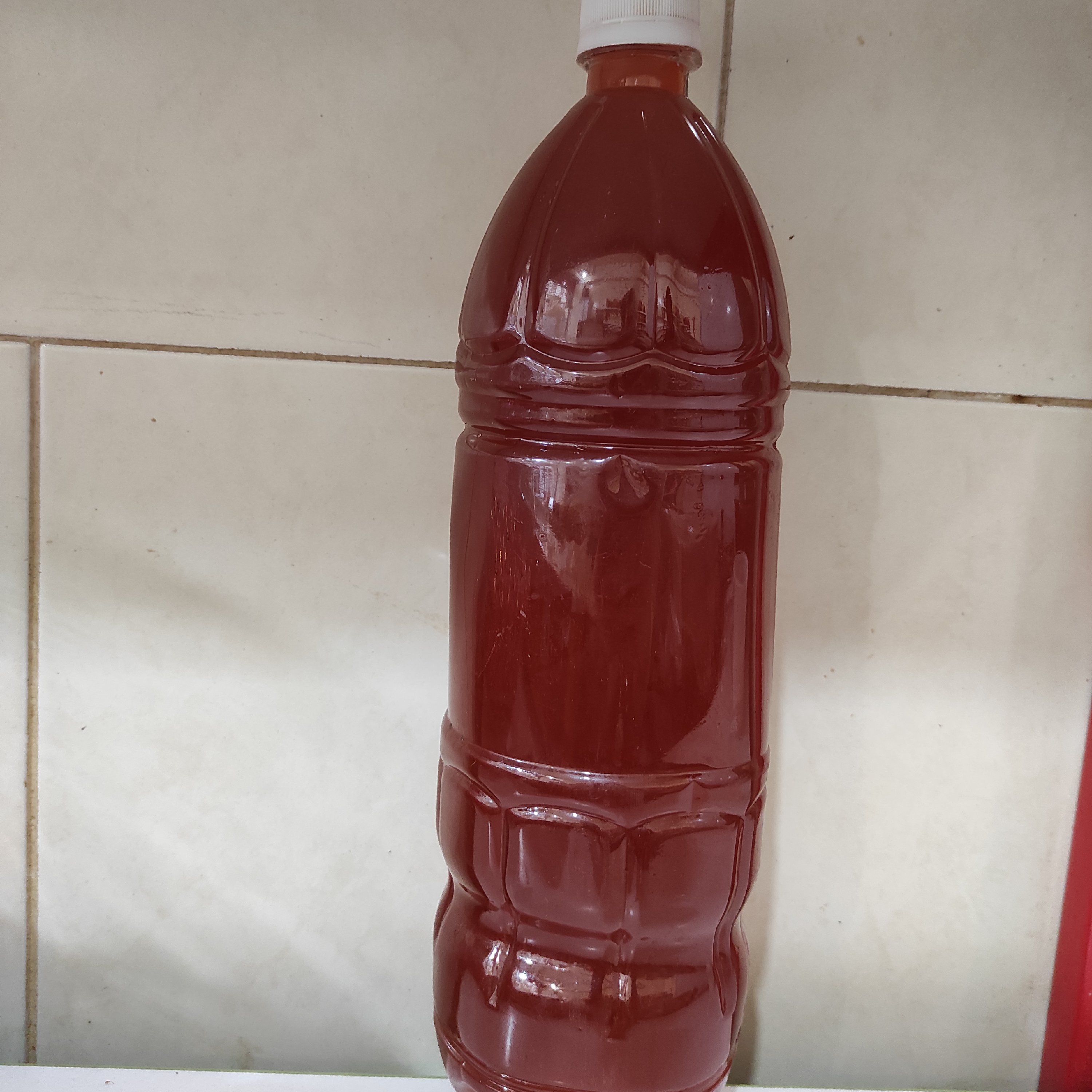 آبغوره صددرصد طبیعی بدون مواد افزودنی و نگهدارنده در بطری های یک لیتری و یک ونیم لیتری موجود است 
