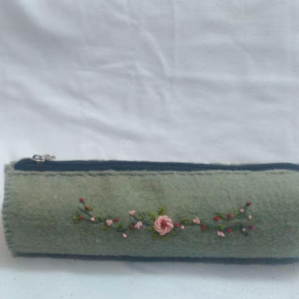 جامدادی نمدی گلدوزی شده